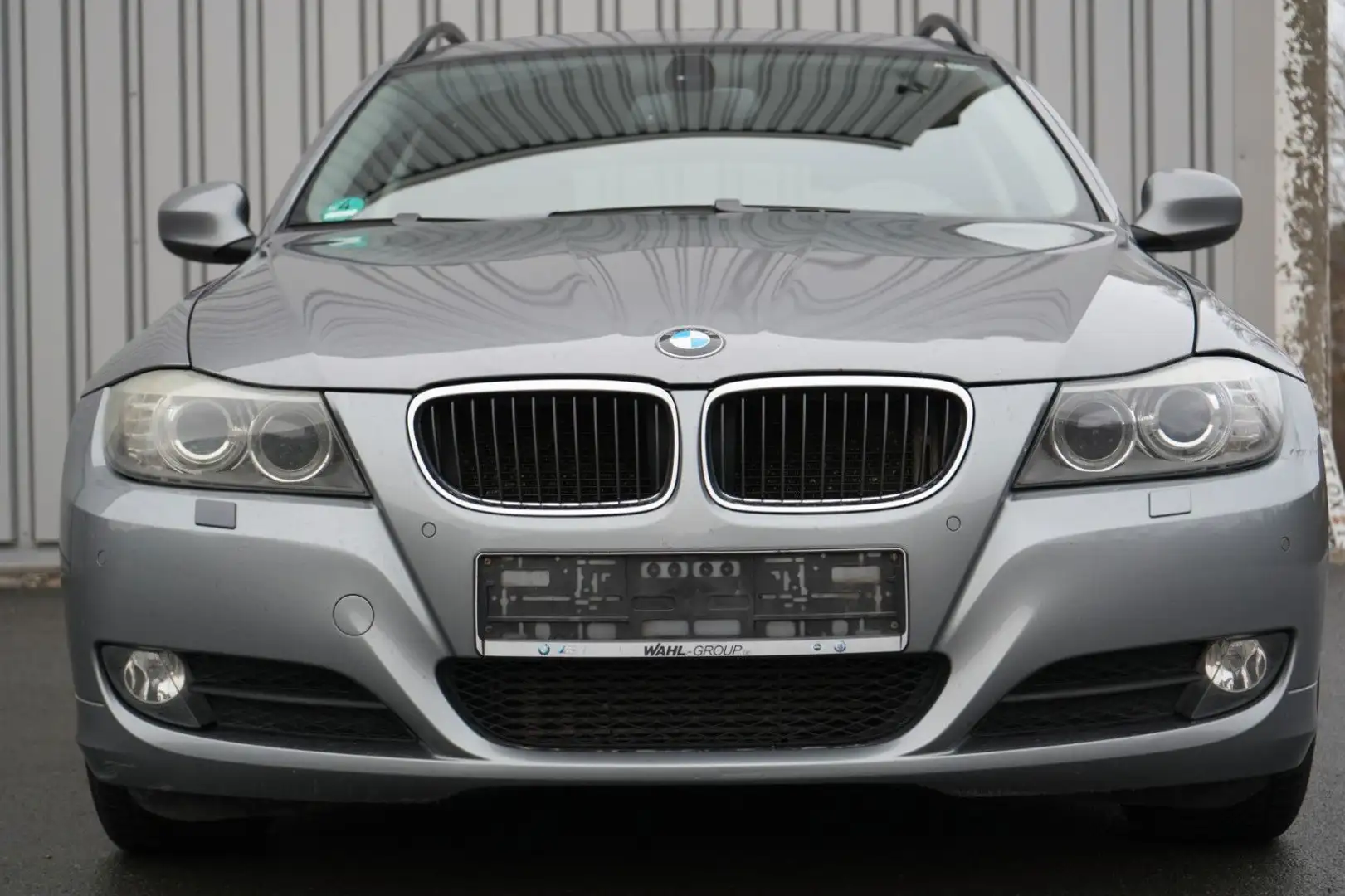 BMW 318 Touring 318d AHK/Navi/Xenon/Pano/8 Fach/PDC Gris - 2