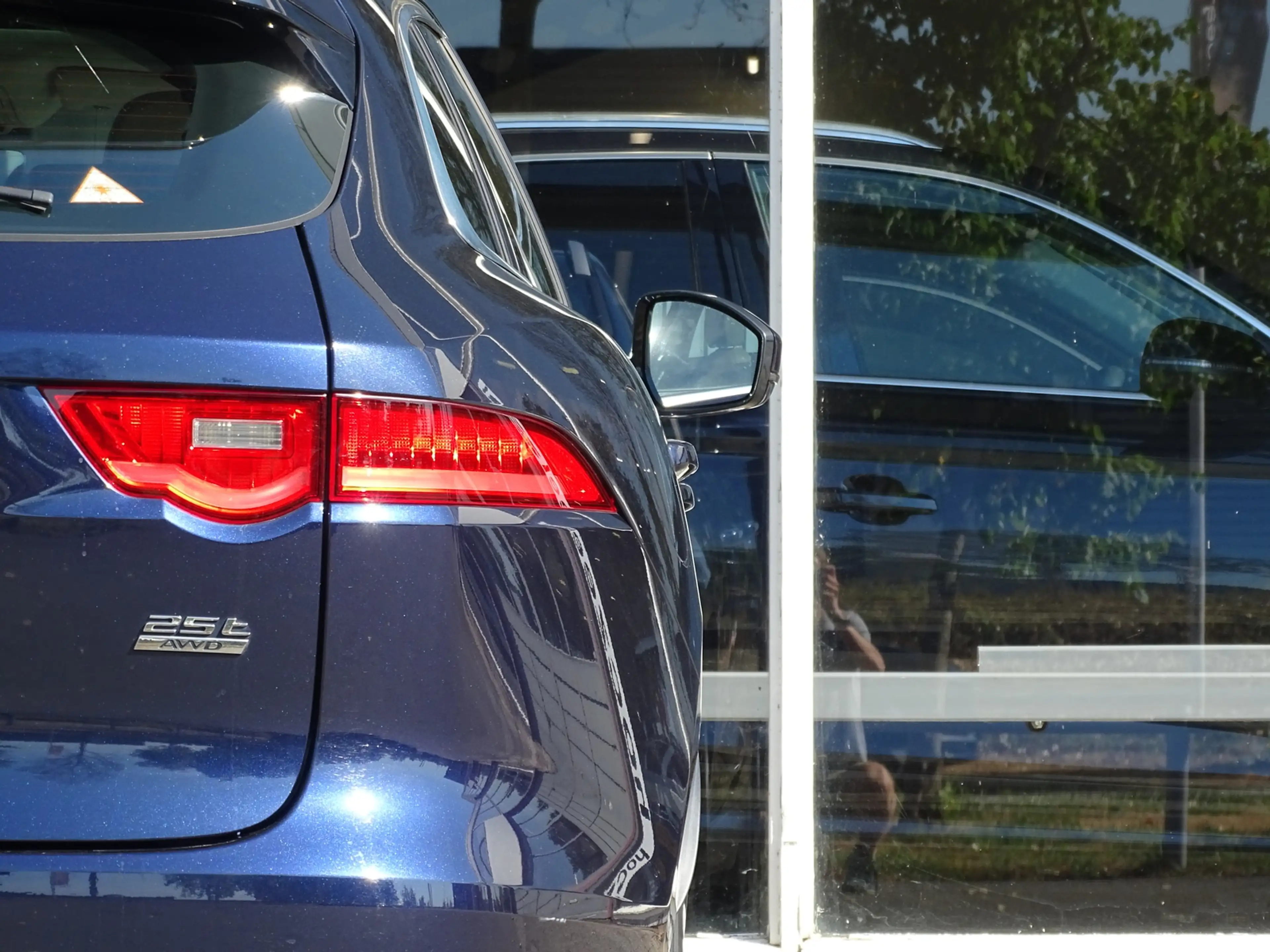 Jaguar F-Pace 2.0t AWD Portfolio — photo 31