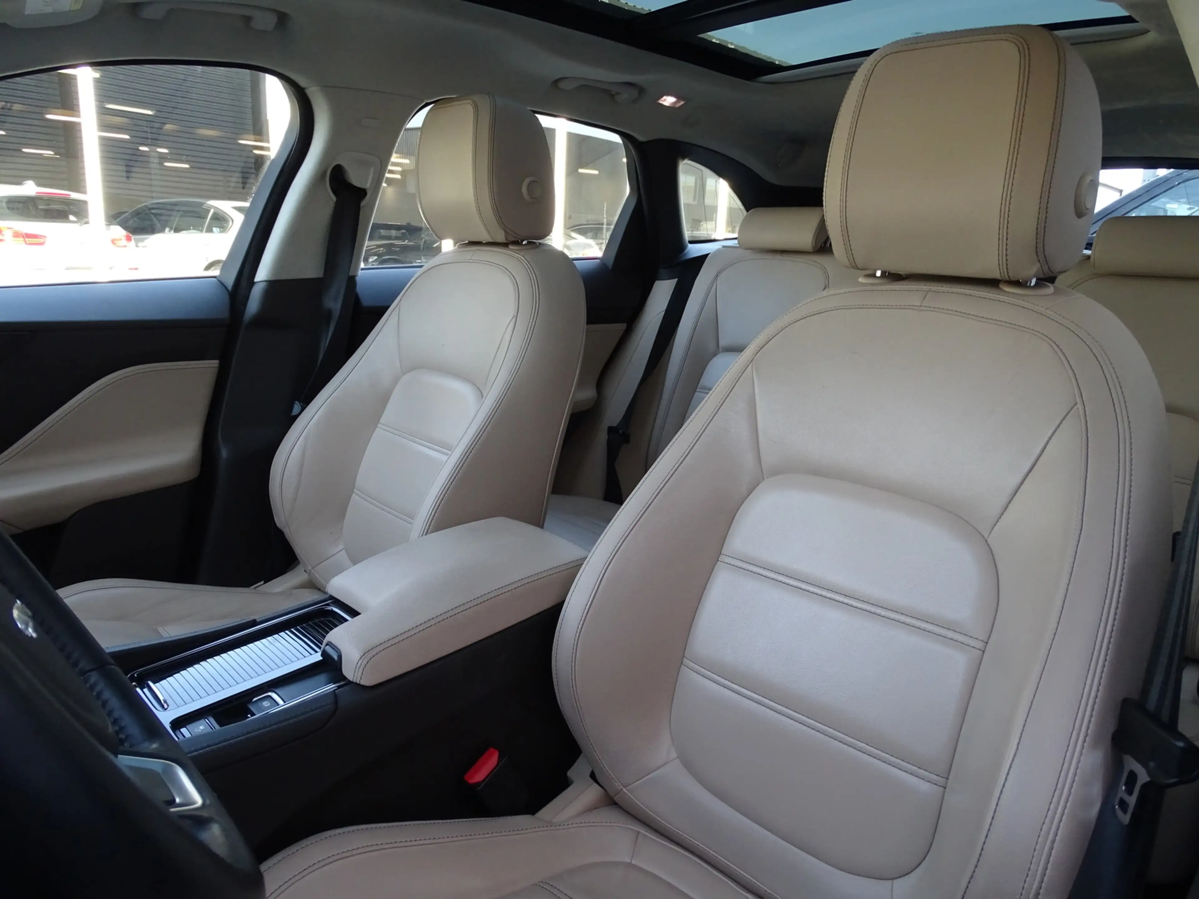 Jaguar F-Pace 2.0t AWD Portfolio — photo 6