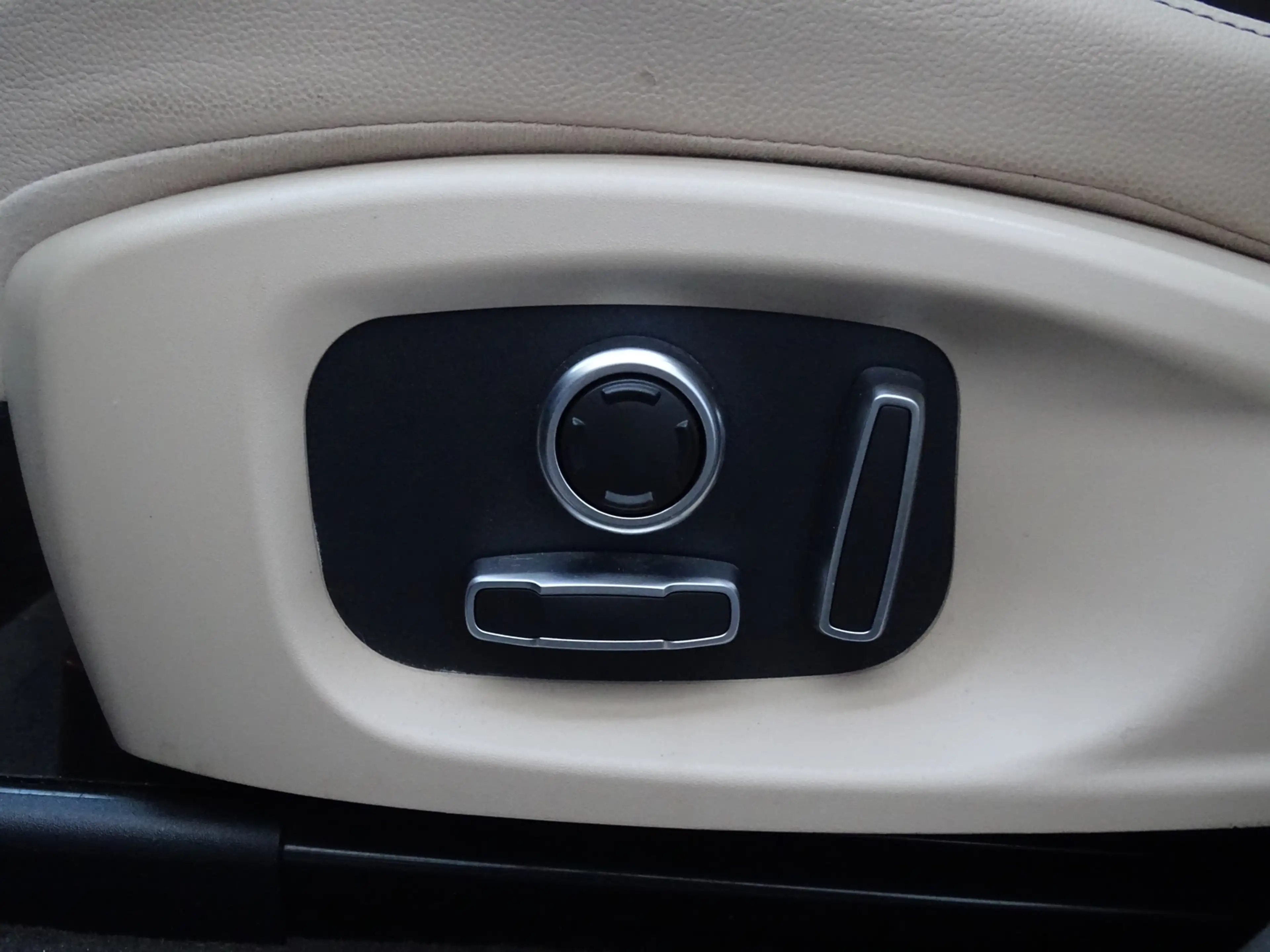 Jaguar F-Pace 2.0t AWD Portfolio — photo 25