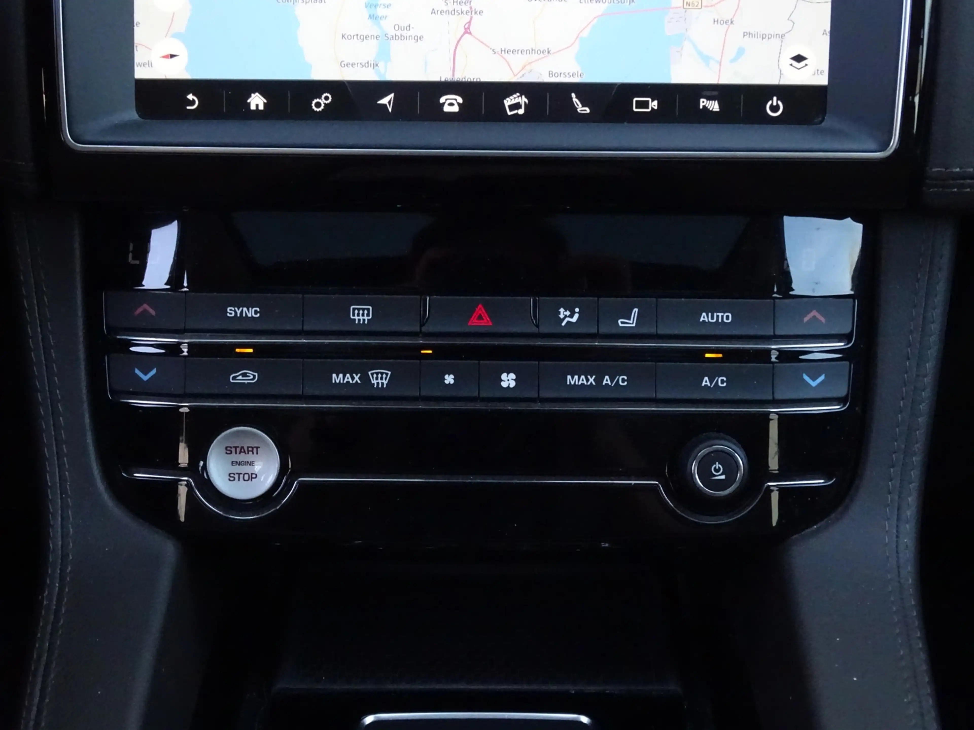 Jaguar F-Pace 2.0t AWD Portfolio — photo 17