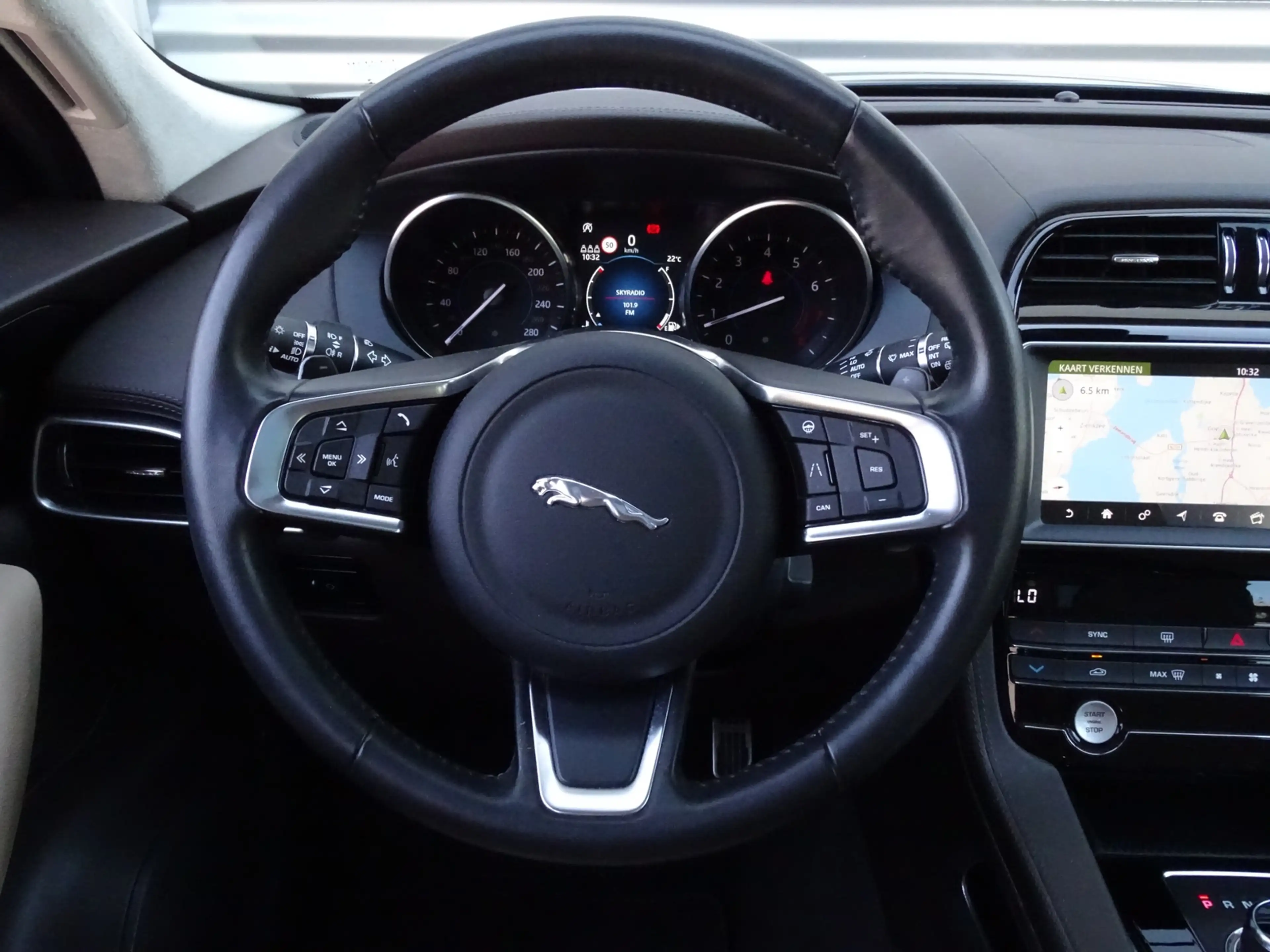 Jaguar F-Pace 2.0t AWD Portfolio — photo 8