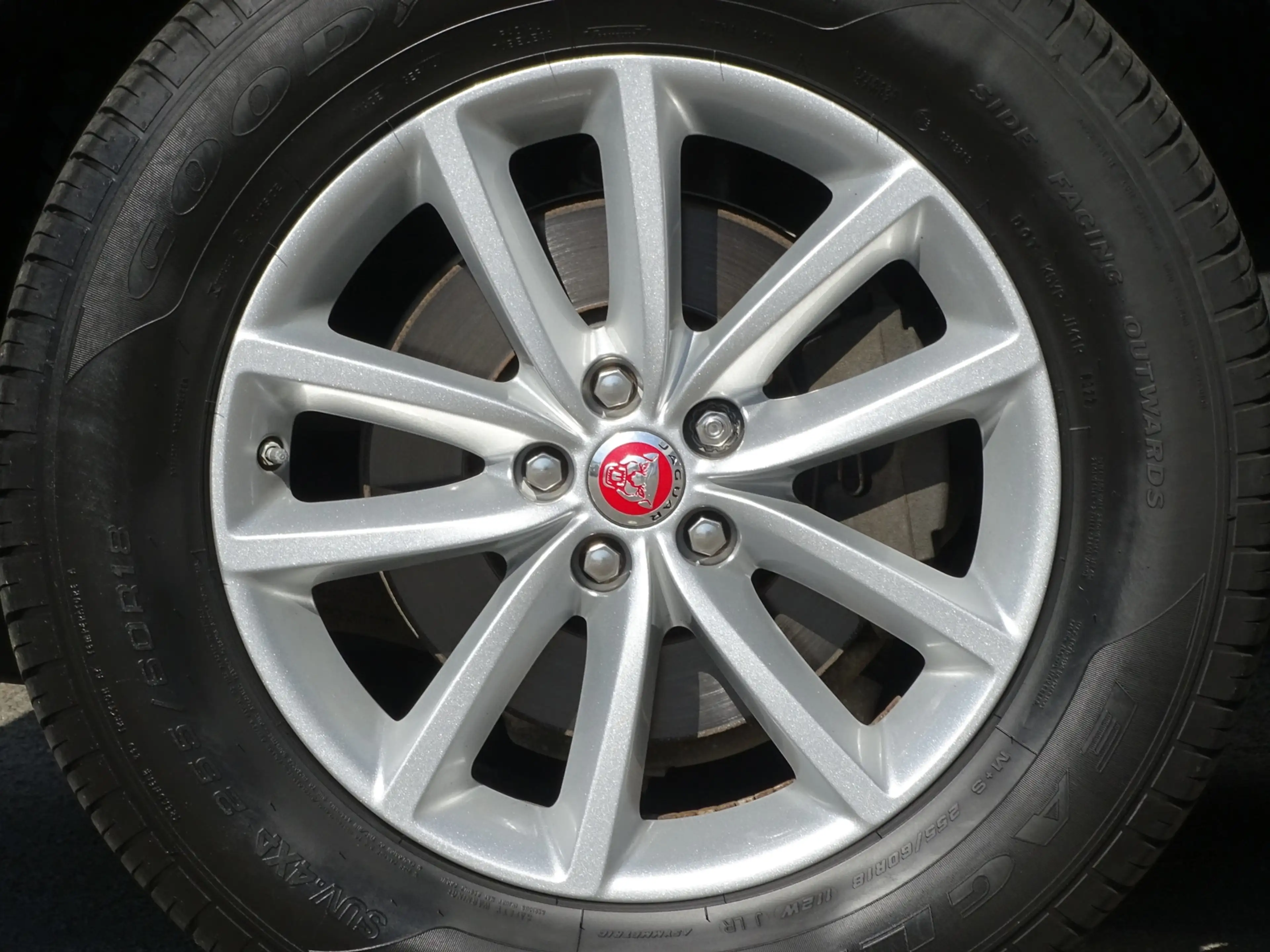 Jaguar F-Pace 2.0t AWD Portfolio — photo 12