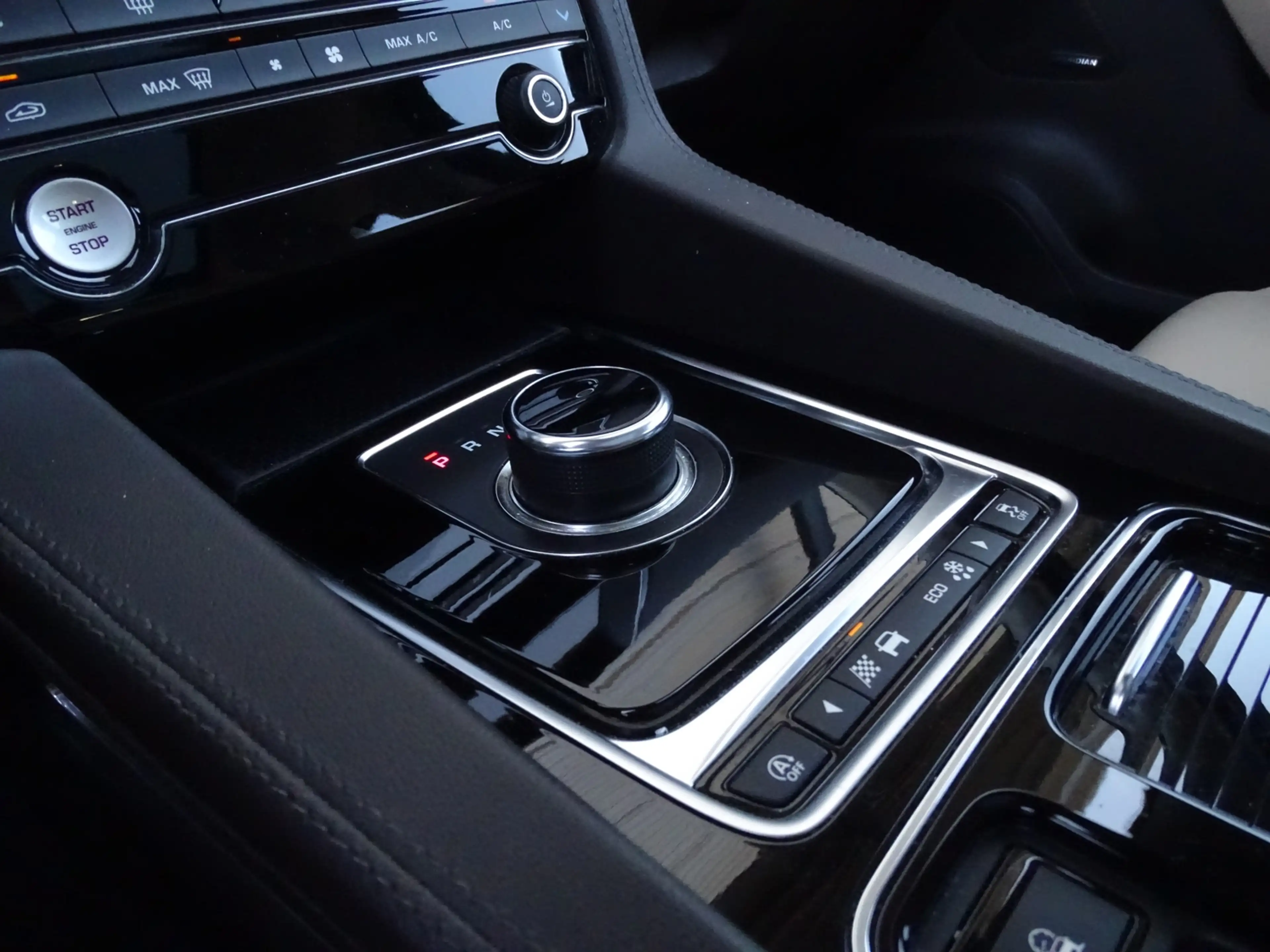 Jaguar F-Pace 2.0t AWD Portfolio — photo 22