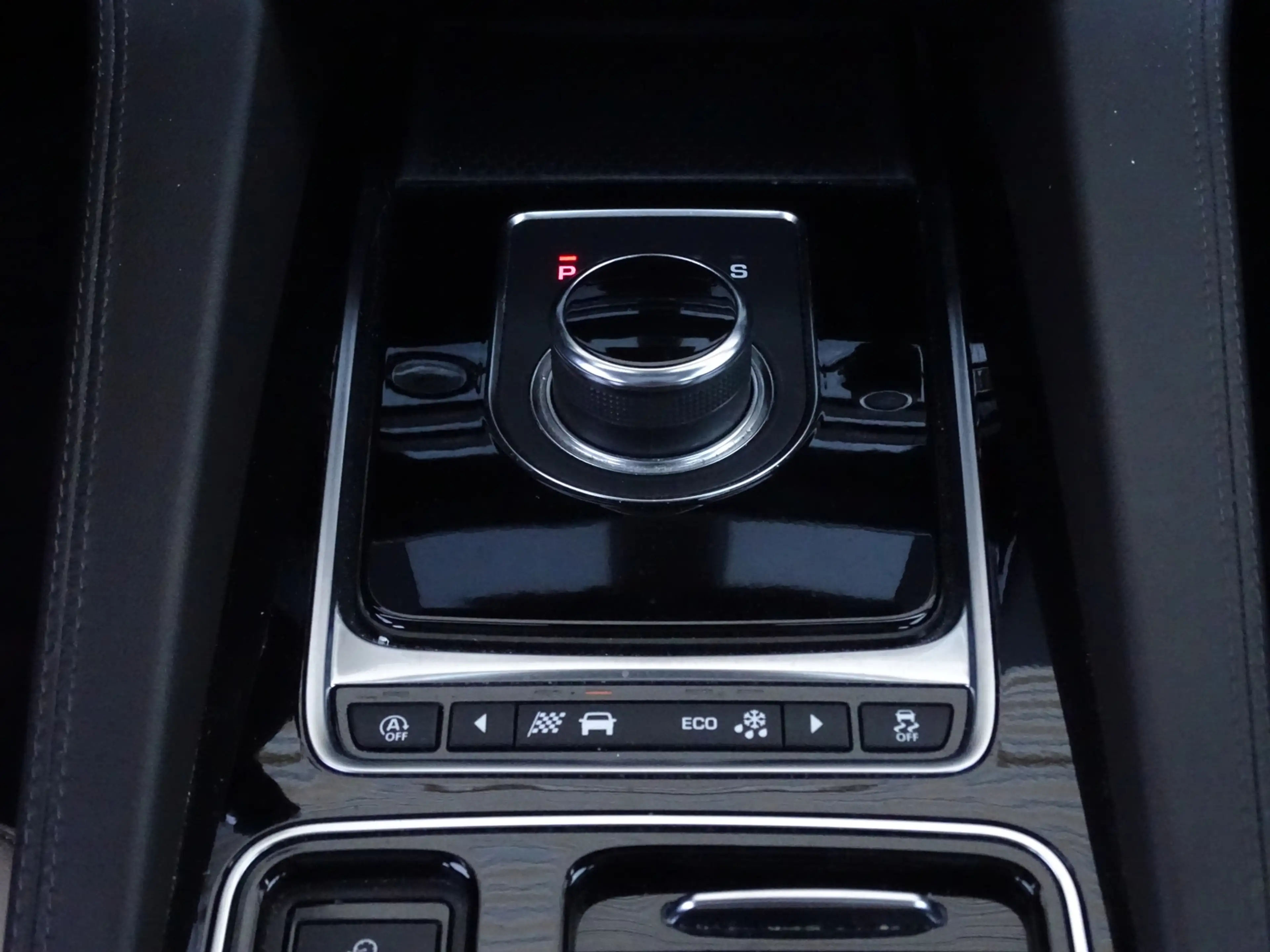 Jaguar F-Pace 2.0t AWD Portfolio — photo 18