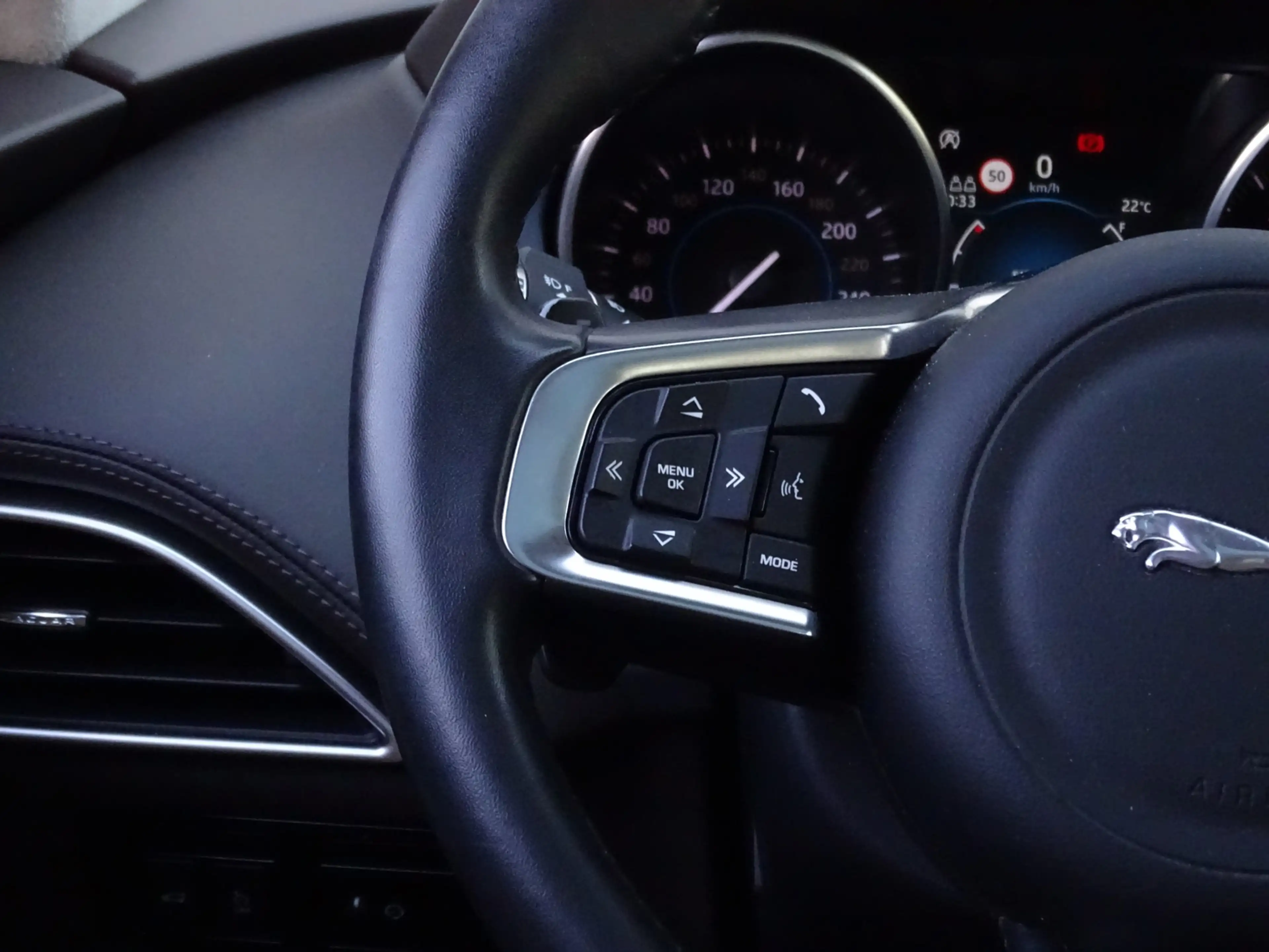 Jaguar F-Pace 2.0t AWD Portfolio — photo 19