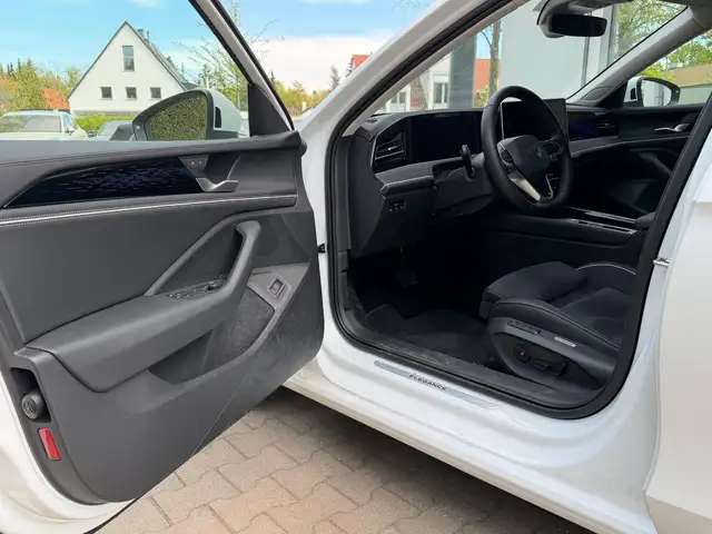 Volkswagen Passat view 9