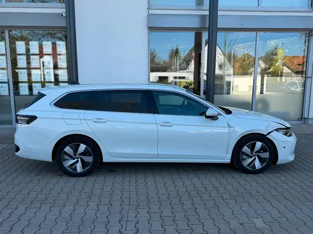 Volkswagen Passat view 4