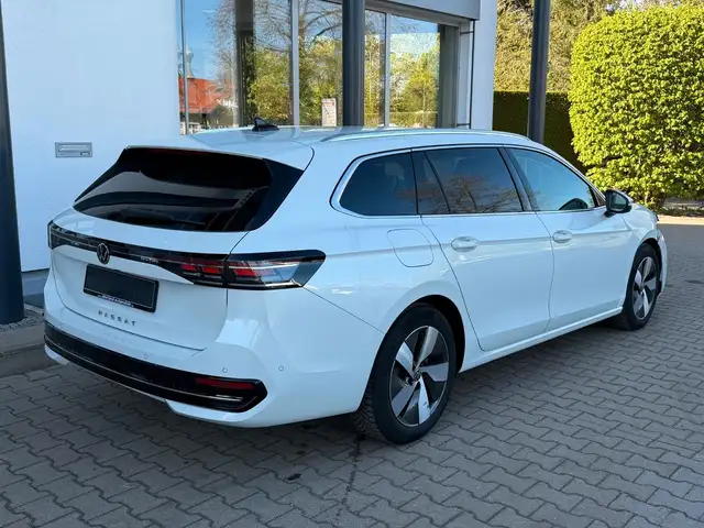 Volkswagen Passat view 5