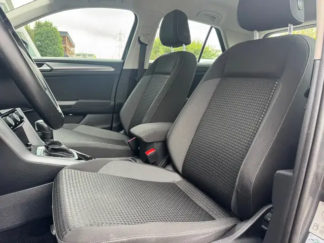 Volkswagen T-Roc view 9