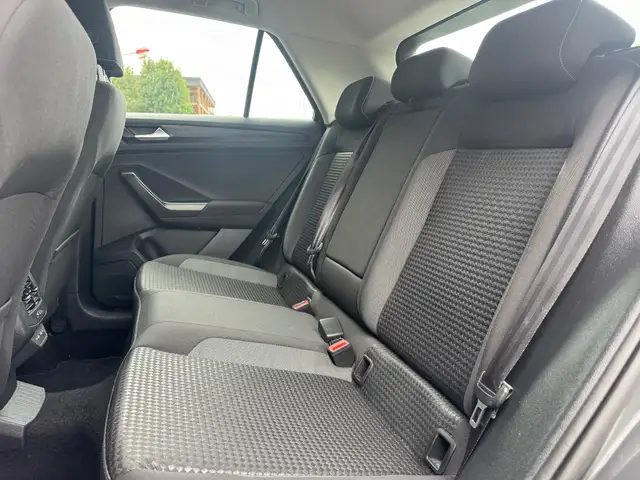 Volkswagen T-Roc view 11