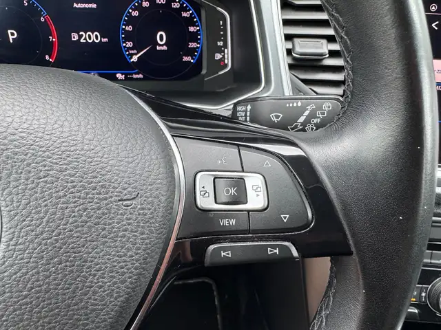 Volkswagen T-Roc view 14
