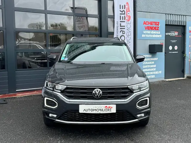 Volkswagen T-Roc view 3