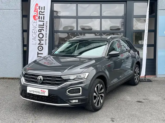 Volkswagen T-Roc view 2