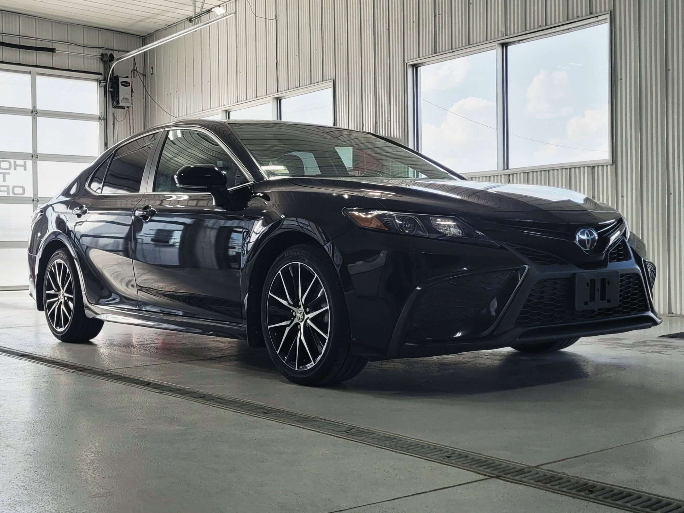 2024 Toyota Camry SE | SUNROOF | HEATED SEATS | ACTIVE SAFETY — снимка 1