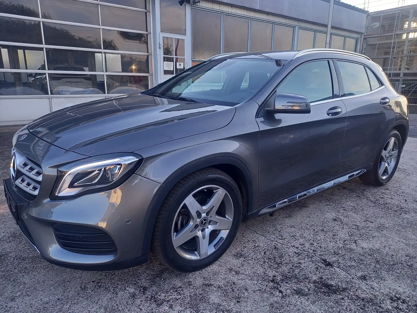 Mercedes-Benz GLA 200 GLA 200 AMG LINE Automatik Navi Alcantara EU6 Grau - 2