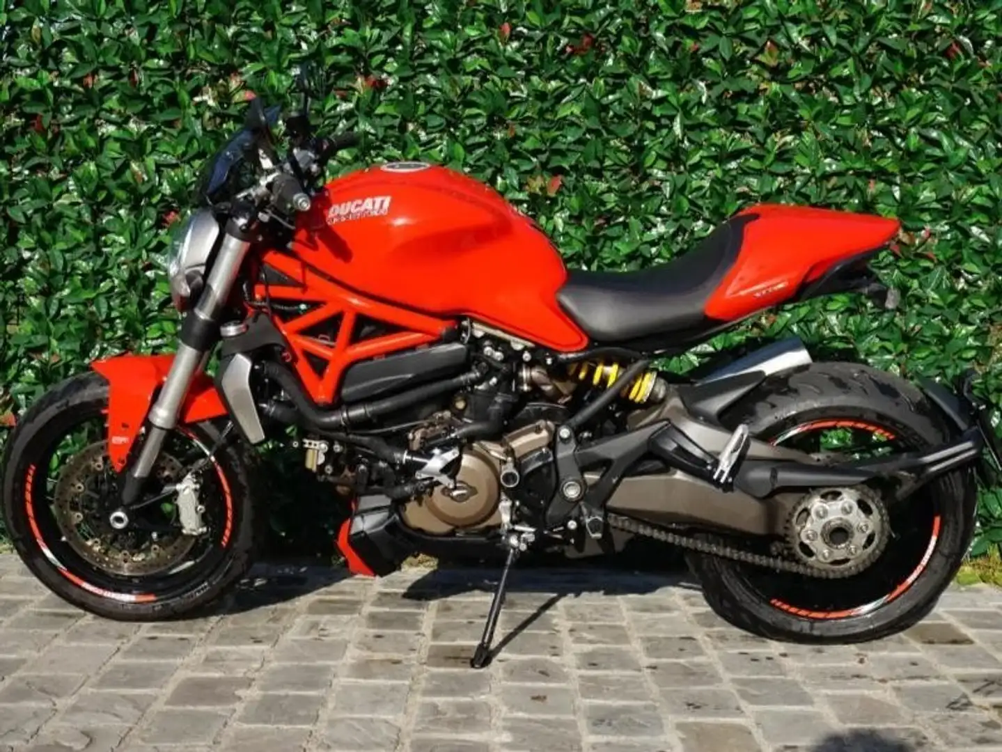 Ducati Monster 1200 crvena - 2