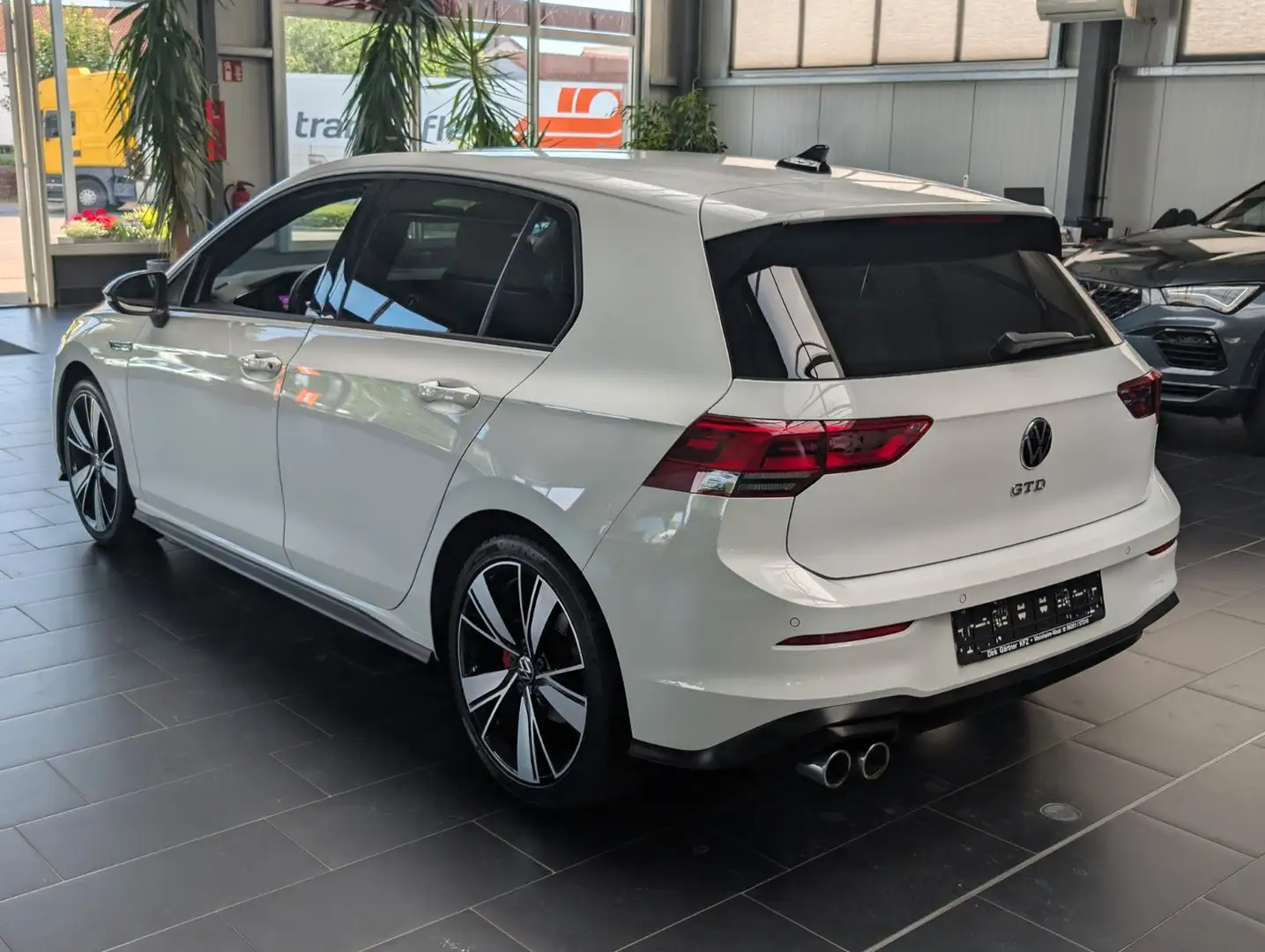 Volkswagen Golf 2.0 TDI SCR DSG GTD Kamera Navi Lenkradhzg Wit - 2