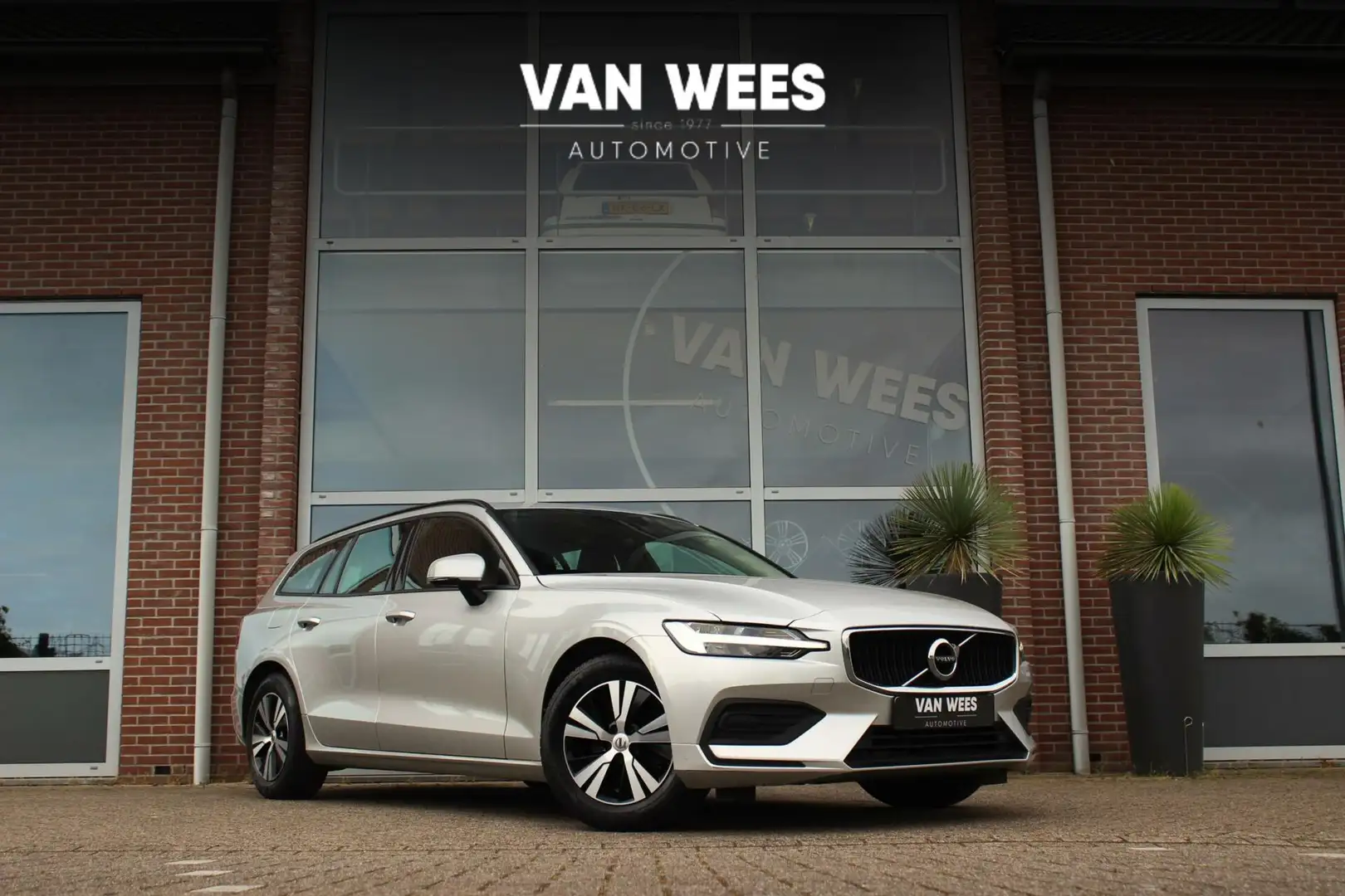 Volvo V60 2.0 D3 Momentum | 1e eigenaar | inc BTW | Led | Ca Gris - 1