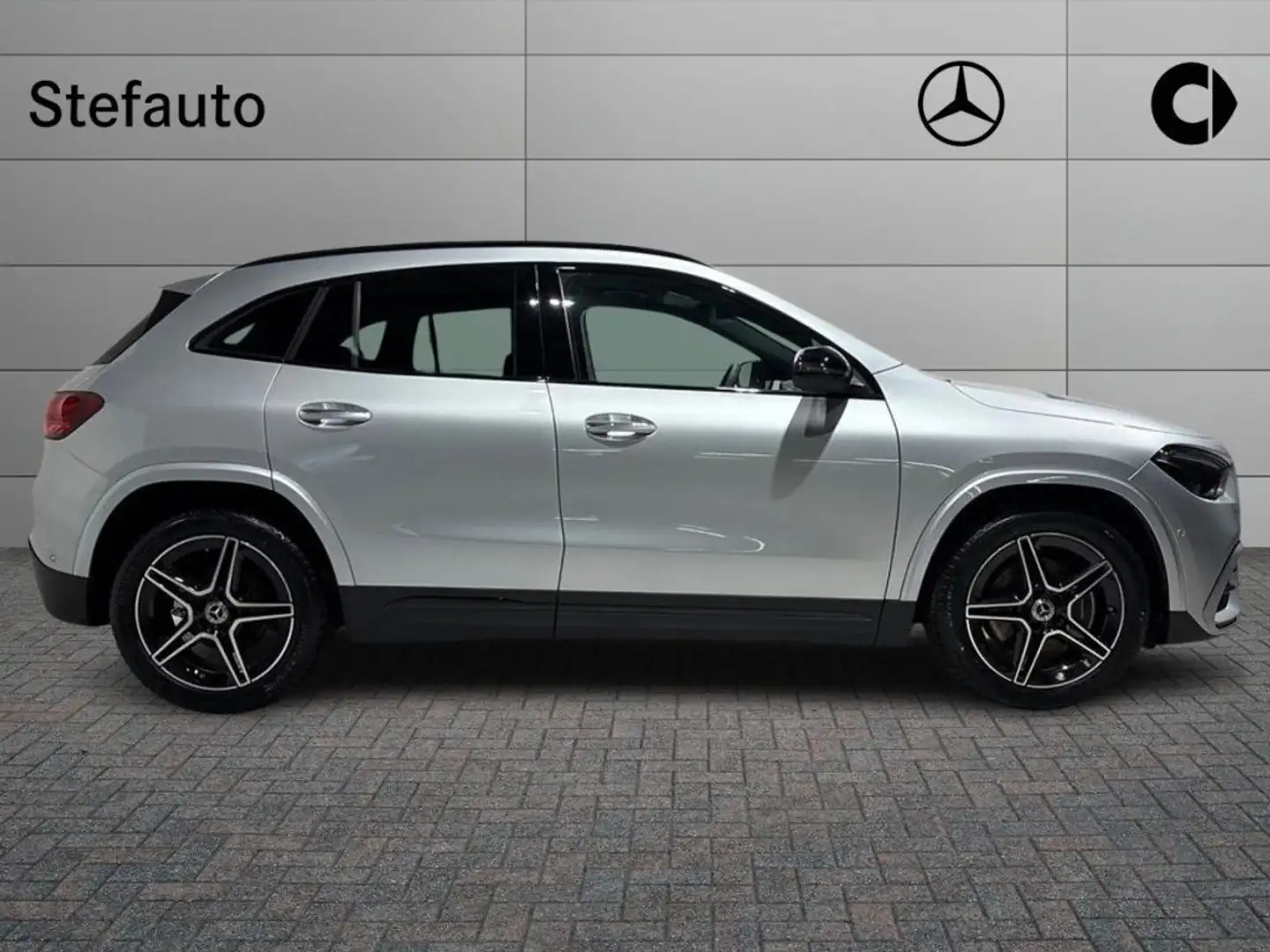 Mercedes-Benz GLA 200 d Automatic AMG Line Advanced Plus Stříbrná - 2