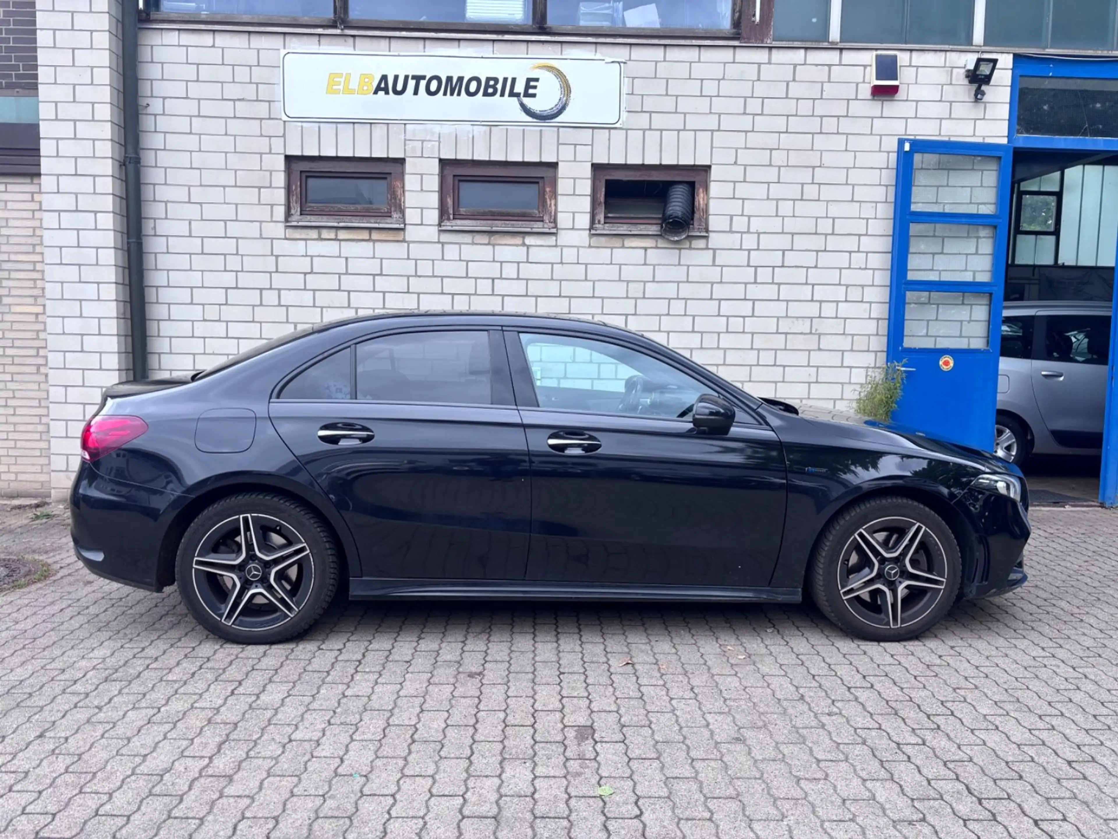 Mercedes-Benz A 250 e Lim AMG Edition Pano/RFK/DisT/Burmester — photo 5