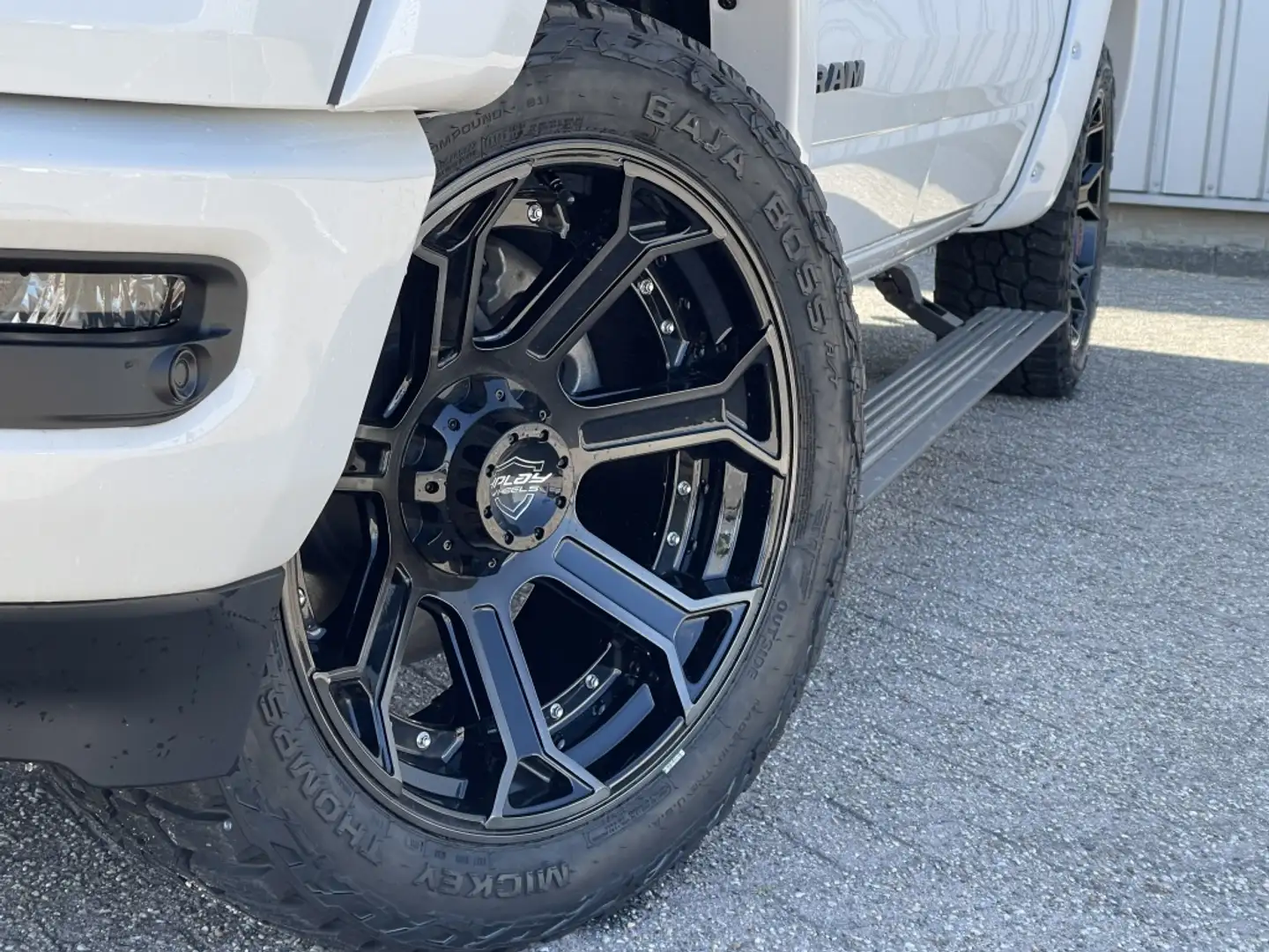 Dodge RAM 1500 pick up 4x4 Crew Cab Limited Night Wit - 2