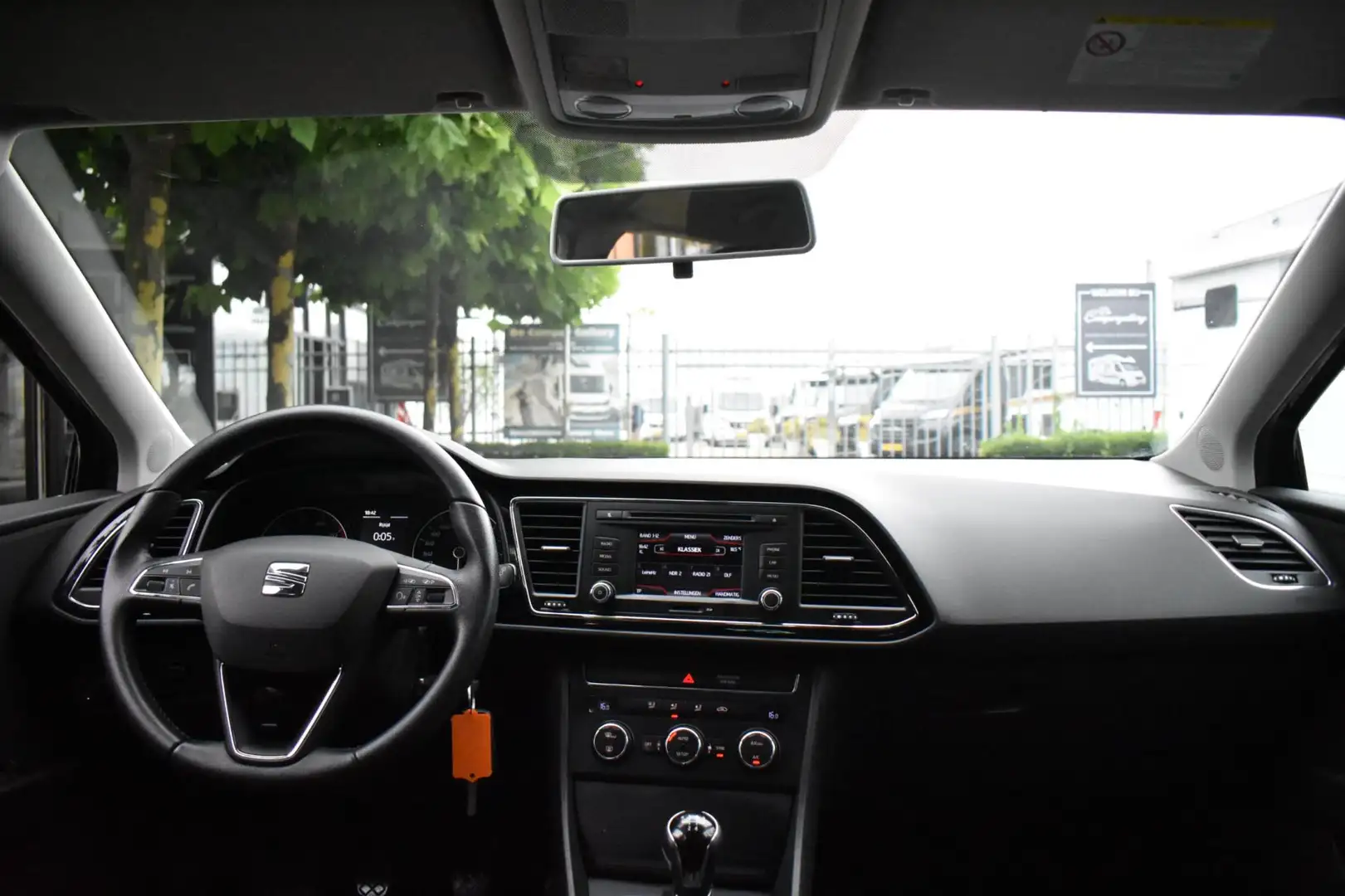 SEAT Leon 1.2 TSI Style CRUISE, PDC, BLUETOOTH Zwart - 2