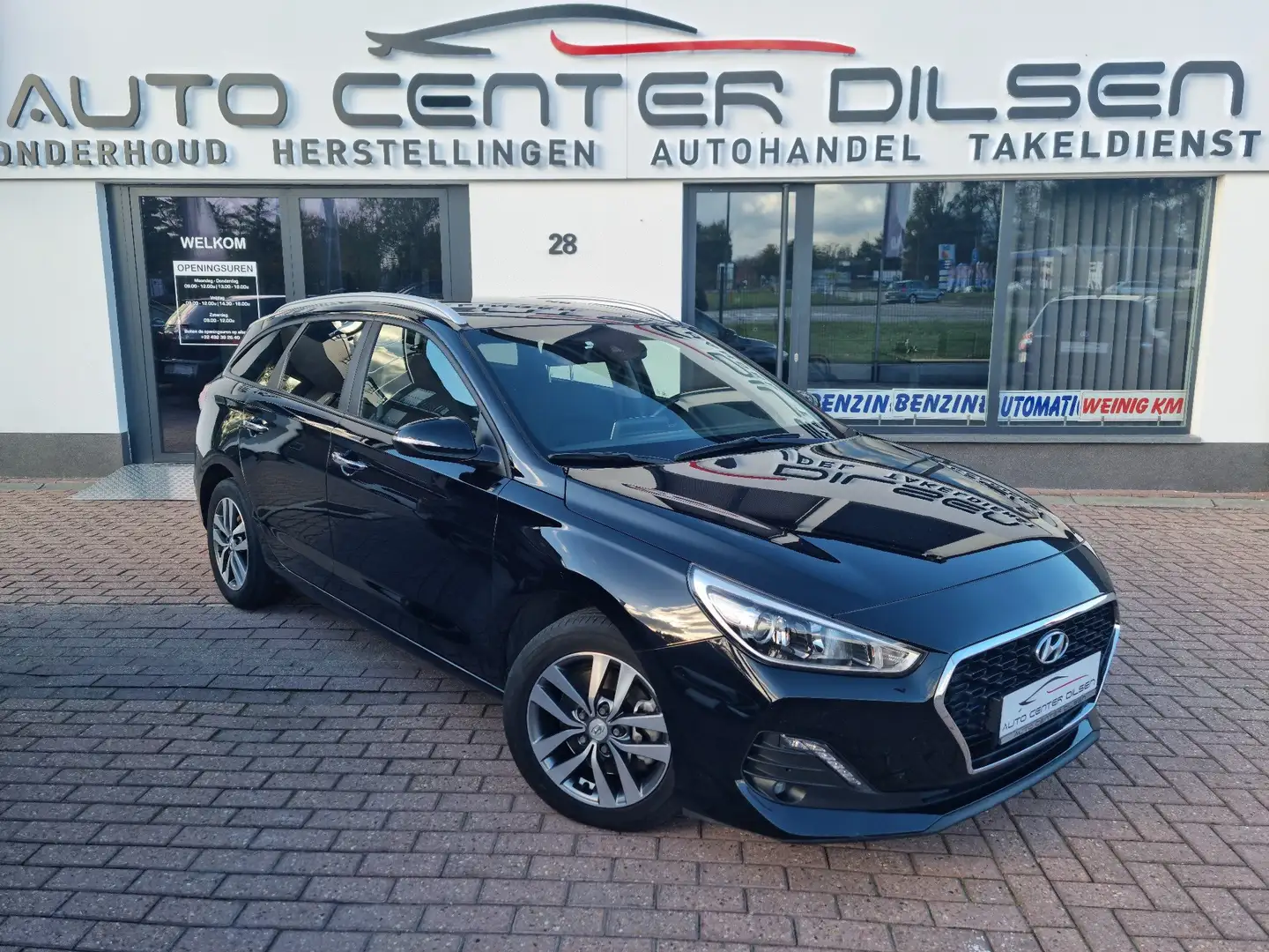 Hyundai i30 1.6 Crdi Automaat 1e eigenaar Zwart - 1
