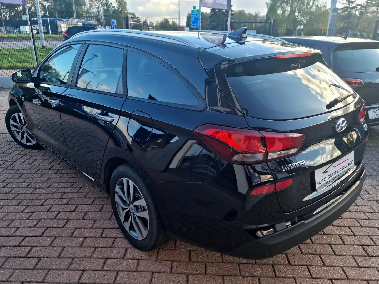 Hyundai i30 1.6 Crdi Automaat 1e eigenaar Zwart - 2
