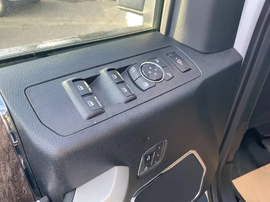 2019 Ford F-250 Super Duty Lariat Crew Cab 160 | 4X4 | Trailer Tow Pkg | Rear — photo 6