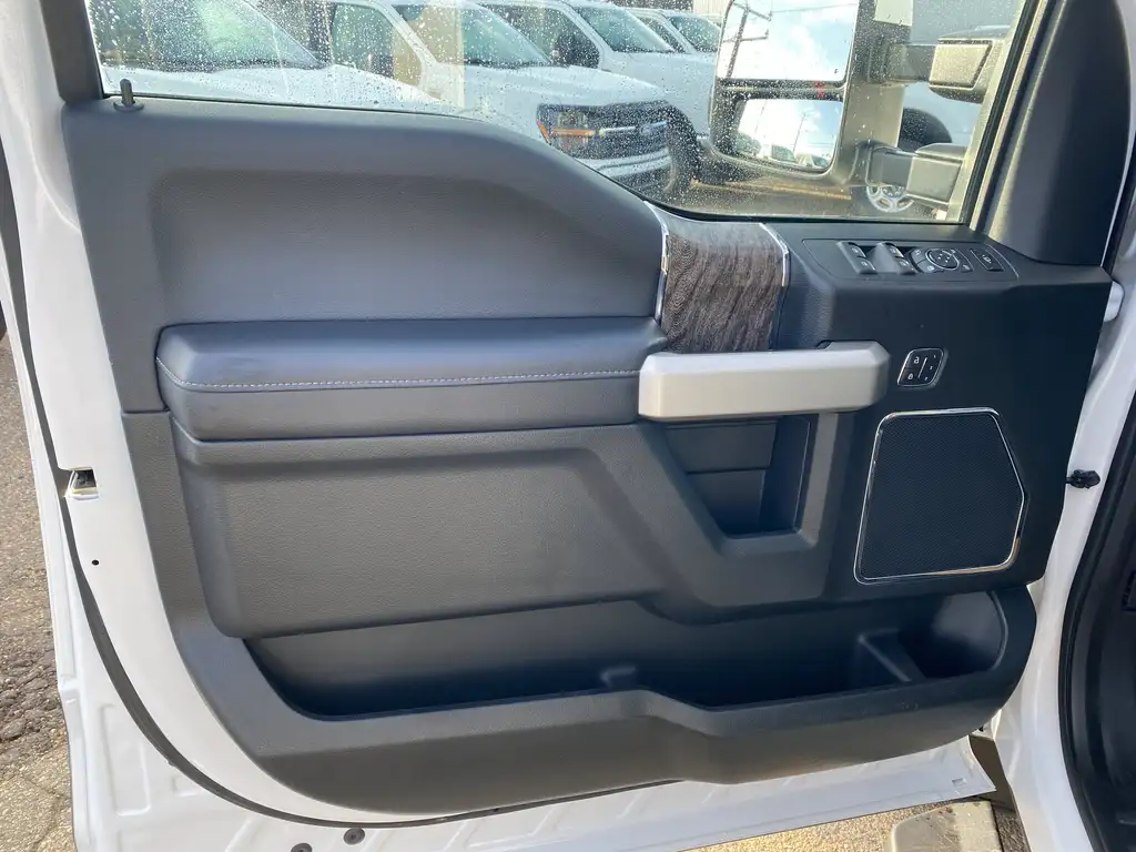 2019 Ford F-250 Super Duty Lariat Crew Cab 160 | 4X4 | Trailer Tow Pkg | Rear — photo 7