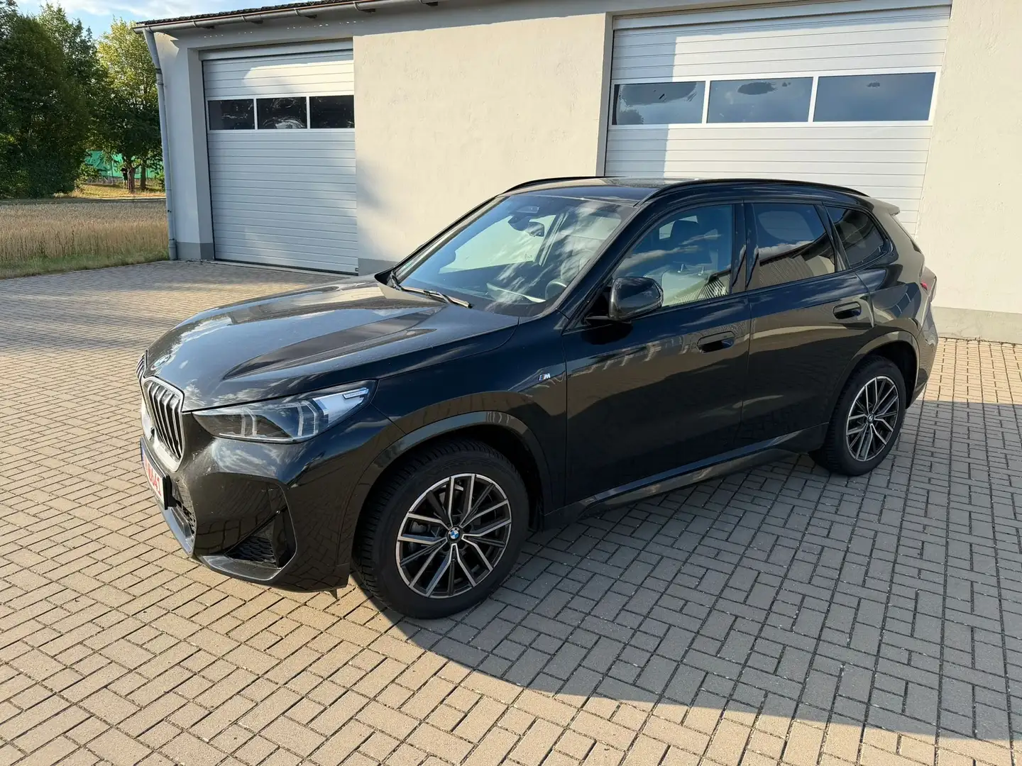 BMW X1 xDrive 20 d M Sport ACC AHK HeadUp Pano Har.Kard. Schwarz - 1