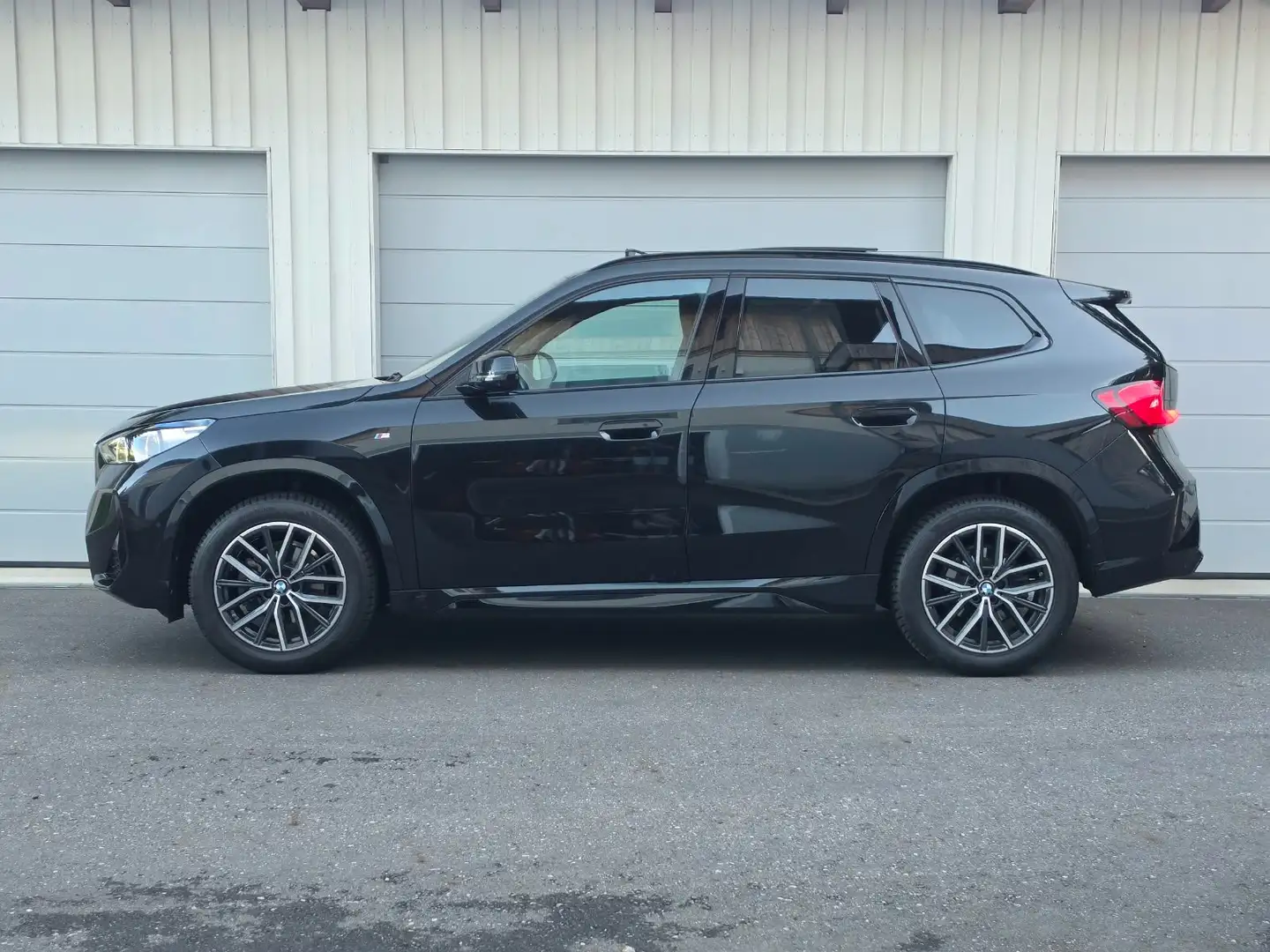 BMW X1 xDrive 20 d M Sport ACC AHK HeadUp Pano Har.Kard. Schwarz - 2