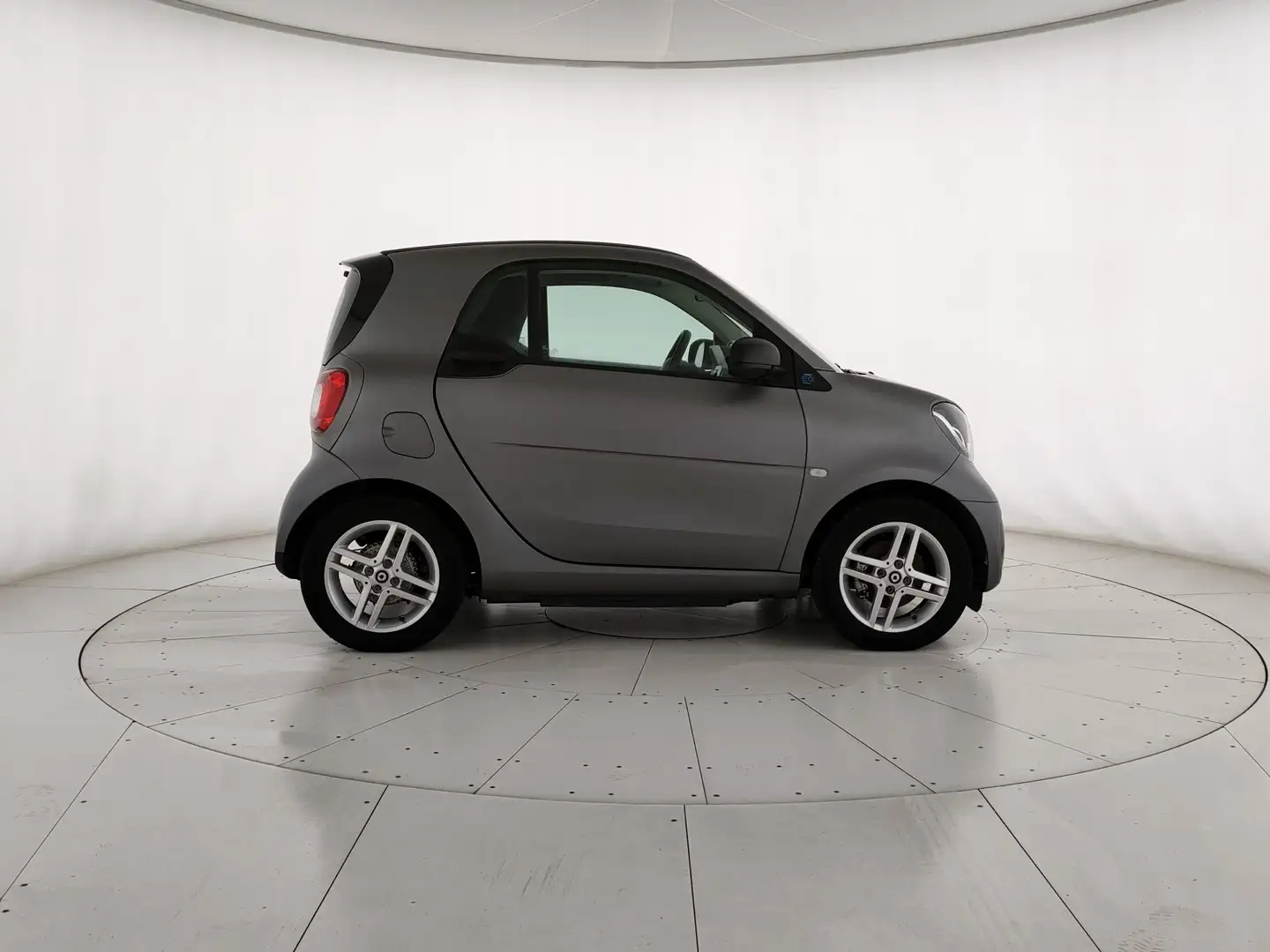 smart forTwo Fortwo eq Ushuaia Silver Matt 22kW Grigio - 2