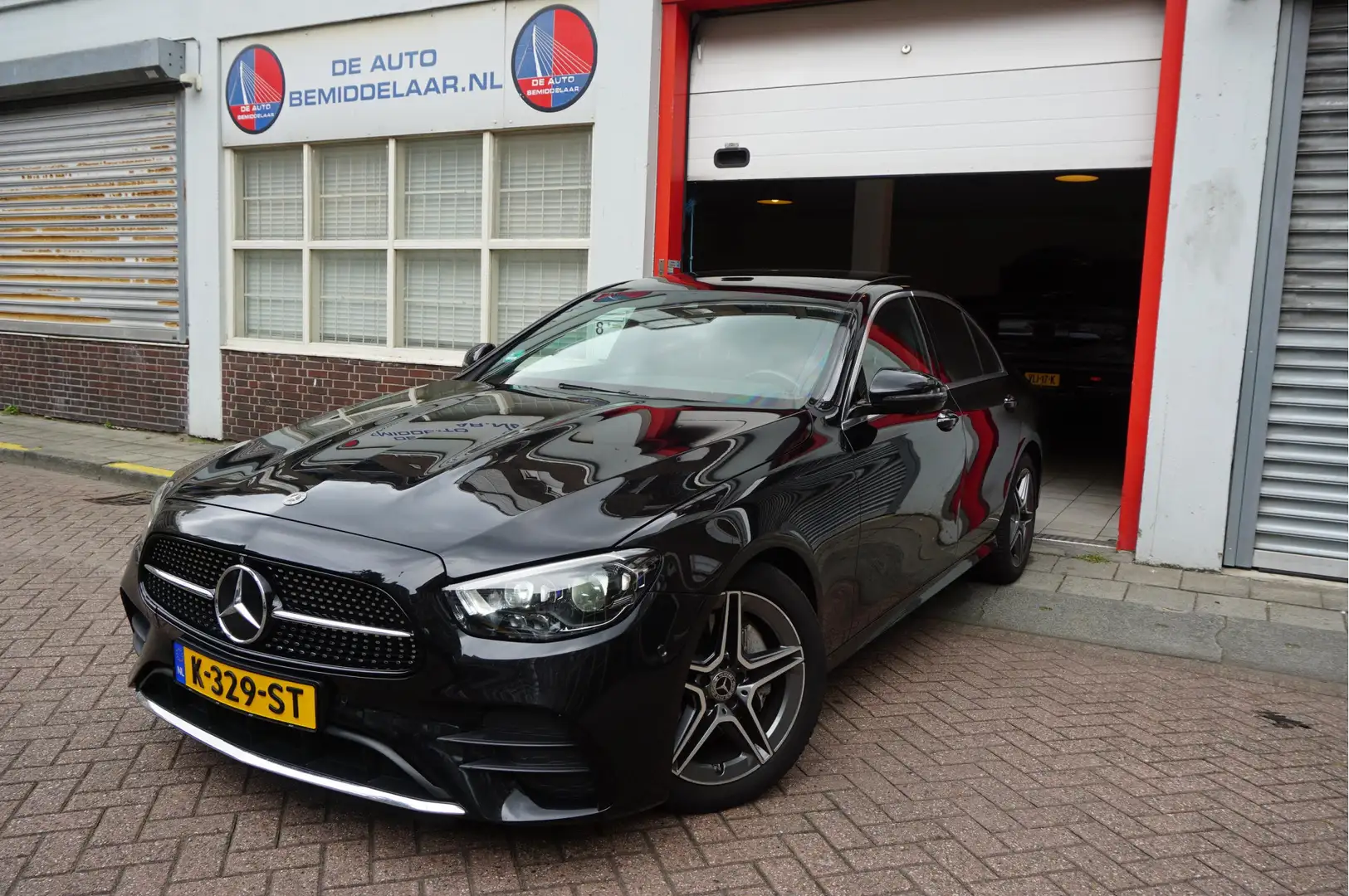 Mercedes-Benz E 200 d Business Solution AMG | NL AUTO | 1ste Eigenaar Zwart - 1