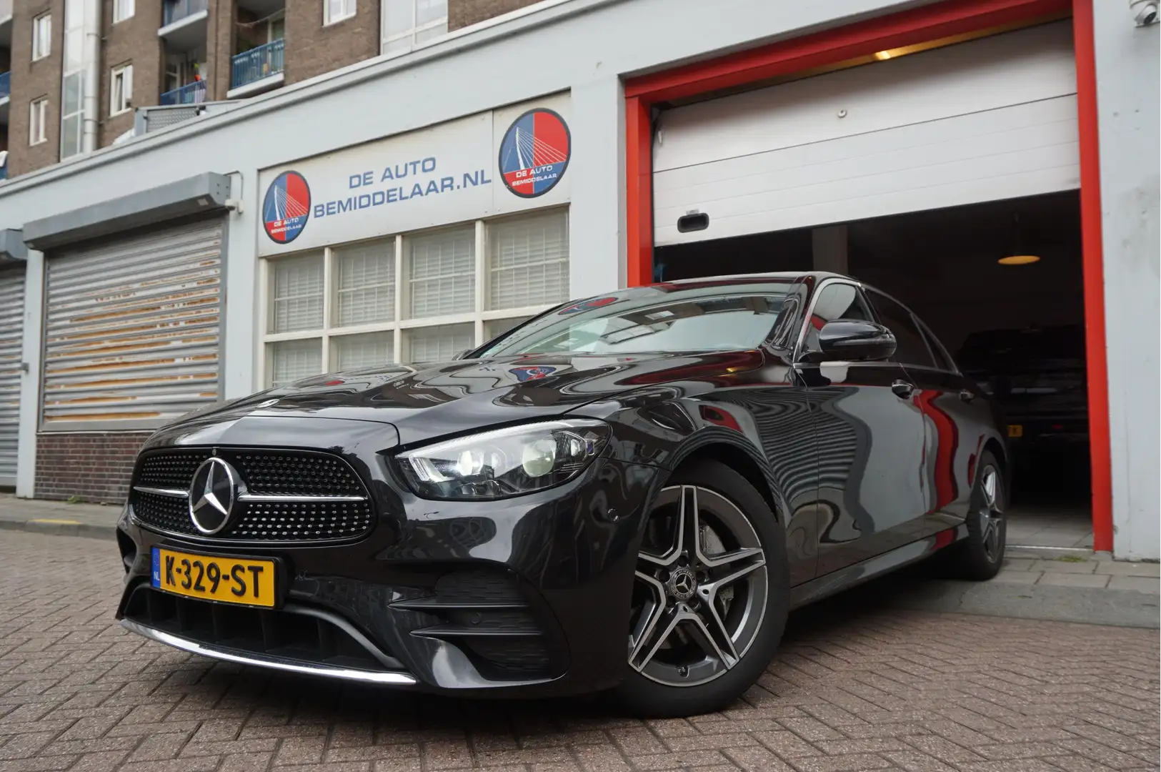 Mercedes-Benz E 200 d Business Solution AMG | NL AUTO | 1ste Eigenaar Zwart - 2