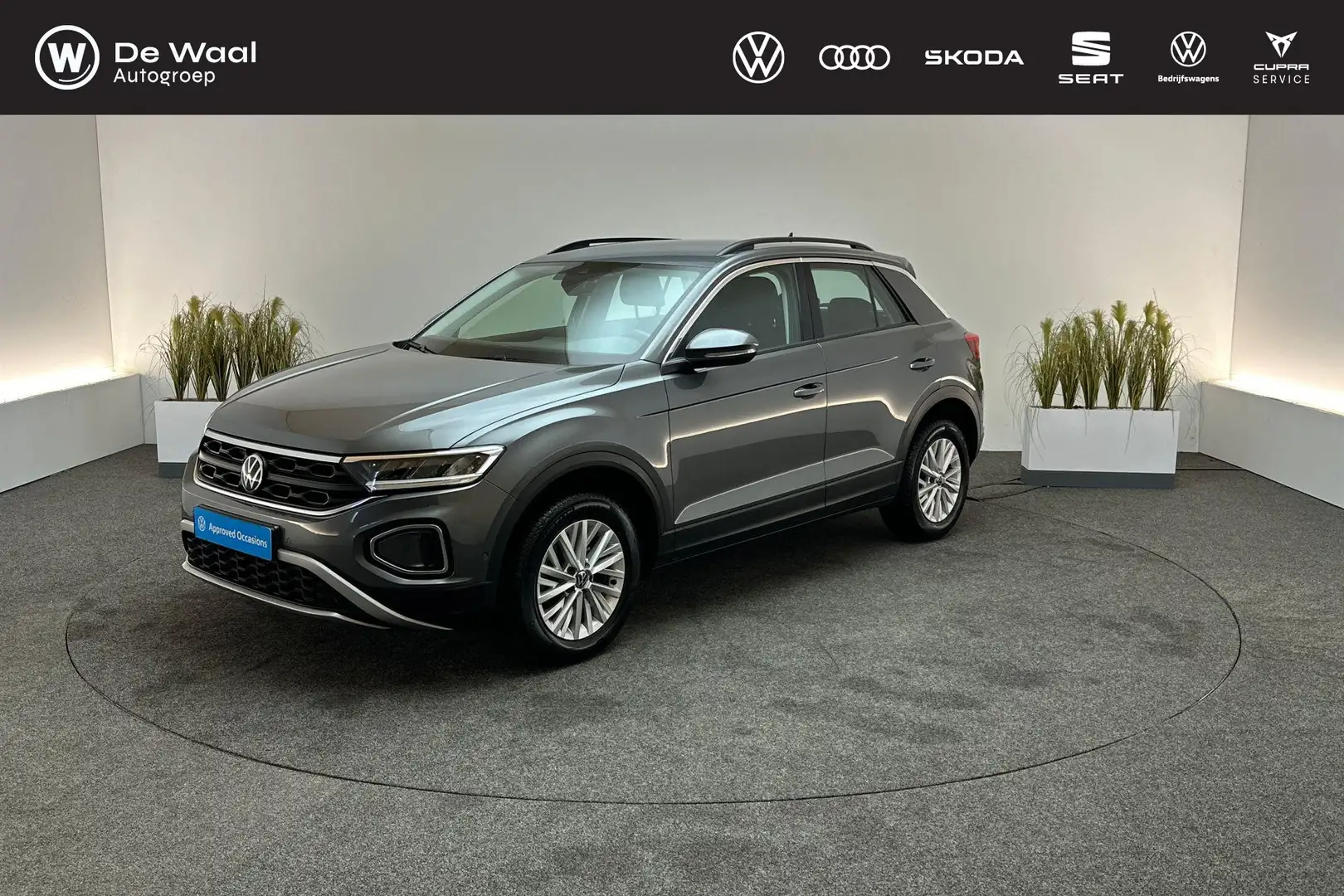 Volkswagen T-Roc 1.0 TSI 110pk Life | Park Assist, Adaptive Cruise Grijs - 1