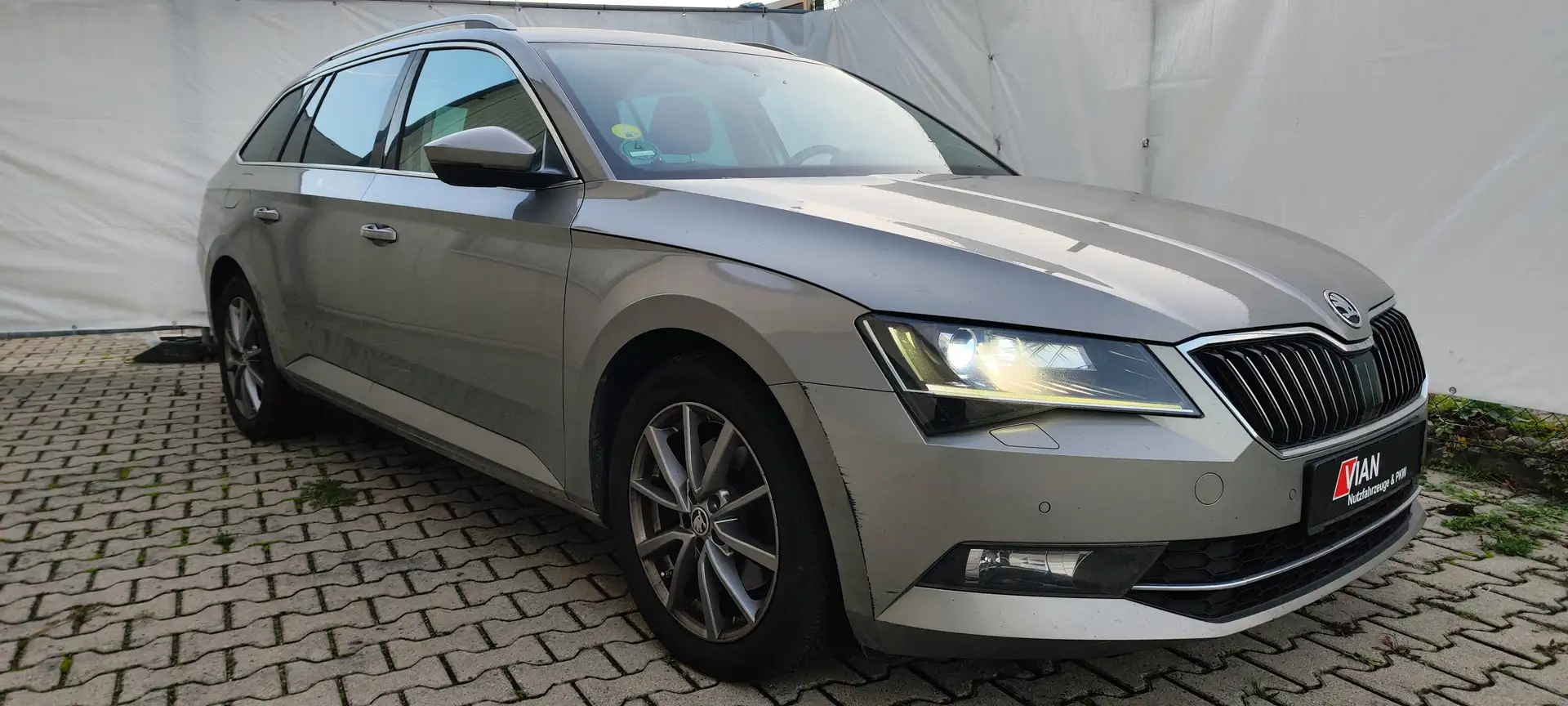 Skoda Superb Ambition Grau - 2