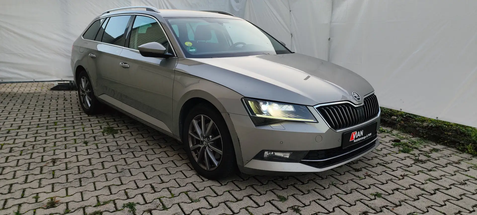 Skoda Superb Ambition Grau - 1