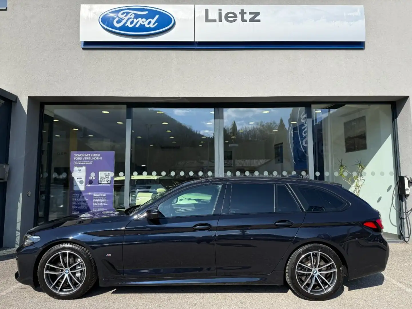 BMW 520 5er Touring 530d xDrive Schwarz - 1