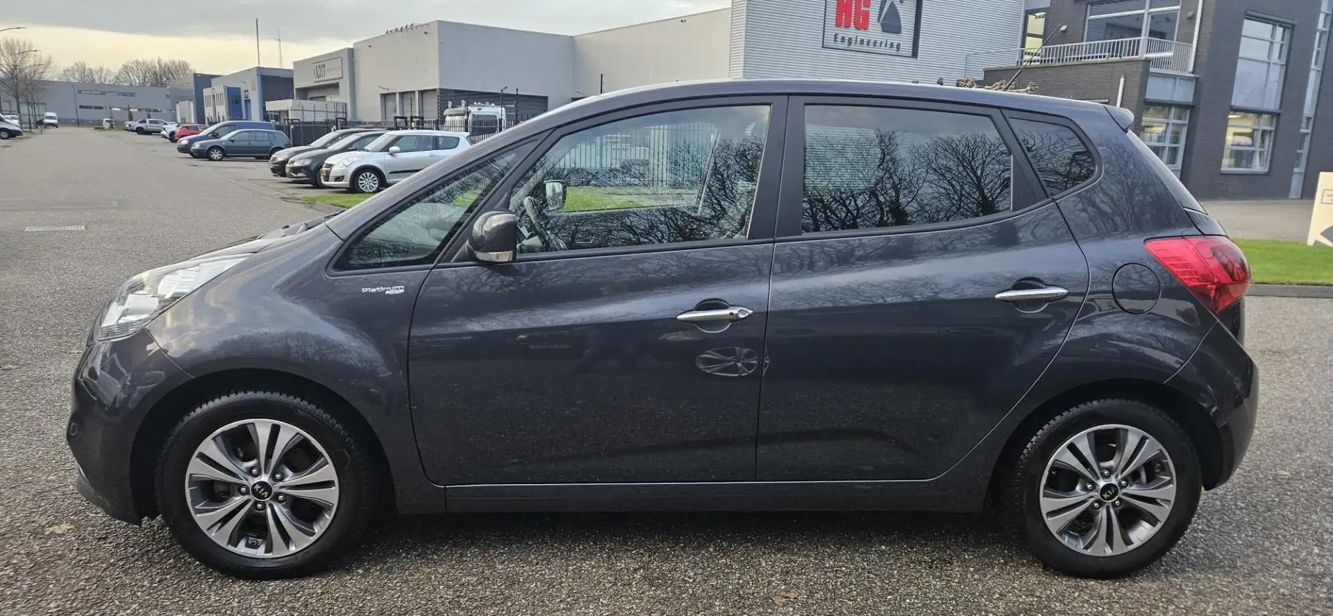 Kia Venga 1.6 CVVT AUTOMAAT Platinum Vol opties! Pano Cruise Gris - 2