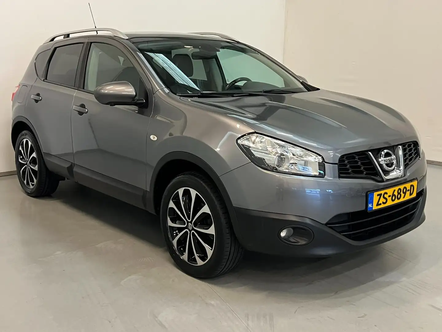 Nissan Qashqai 1.6 / Pano / Camera / Trekhaak / Navi / Bluetooth Gris - 2