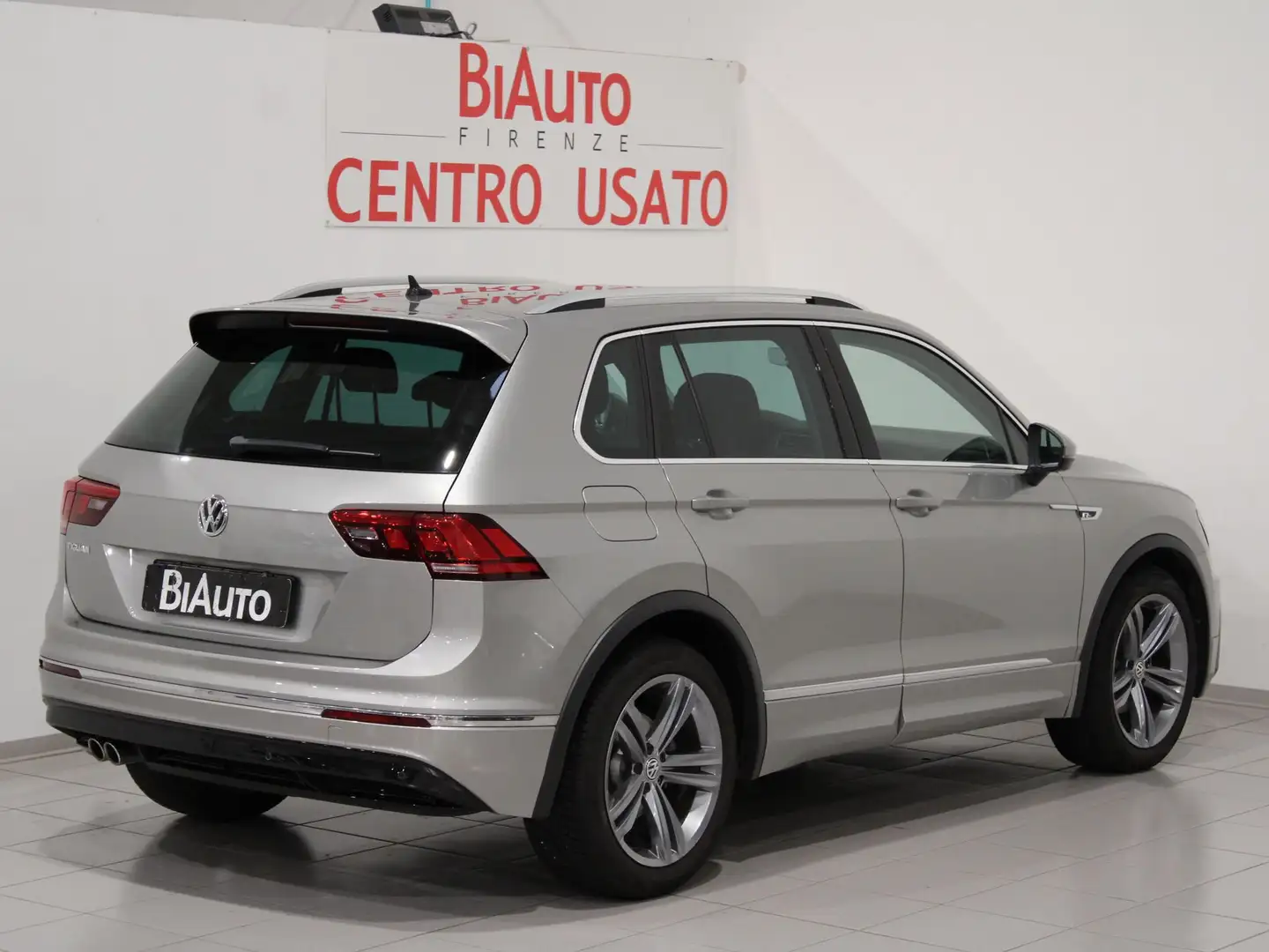 Volkswagen Tiguan Tiguan 1.6 TDI SCR Sport R-Line BlueMotion Techno Zilver - 2