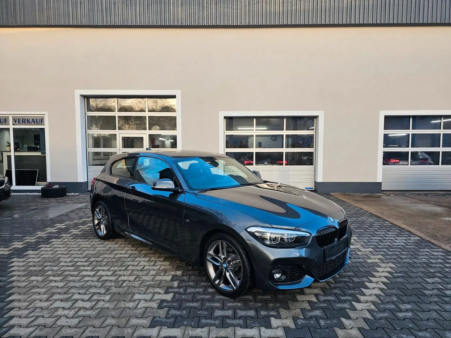 BMW 116 i M Sport Edition LED Sitzheizung Navi Temp Grau - 1