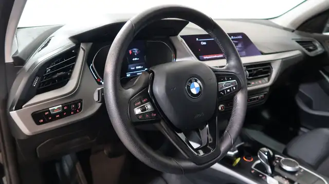 BMW 1 Series view 4