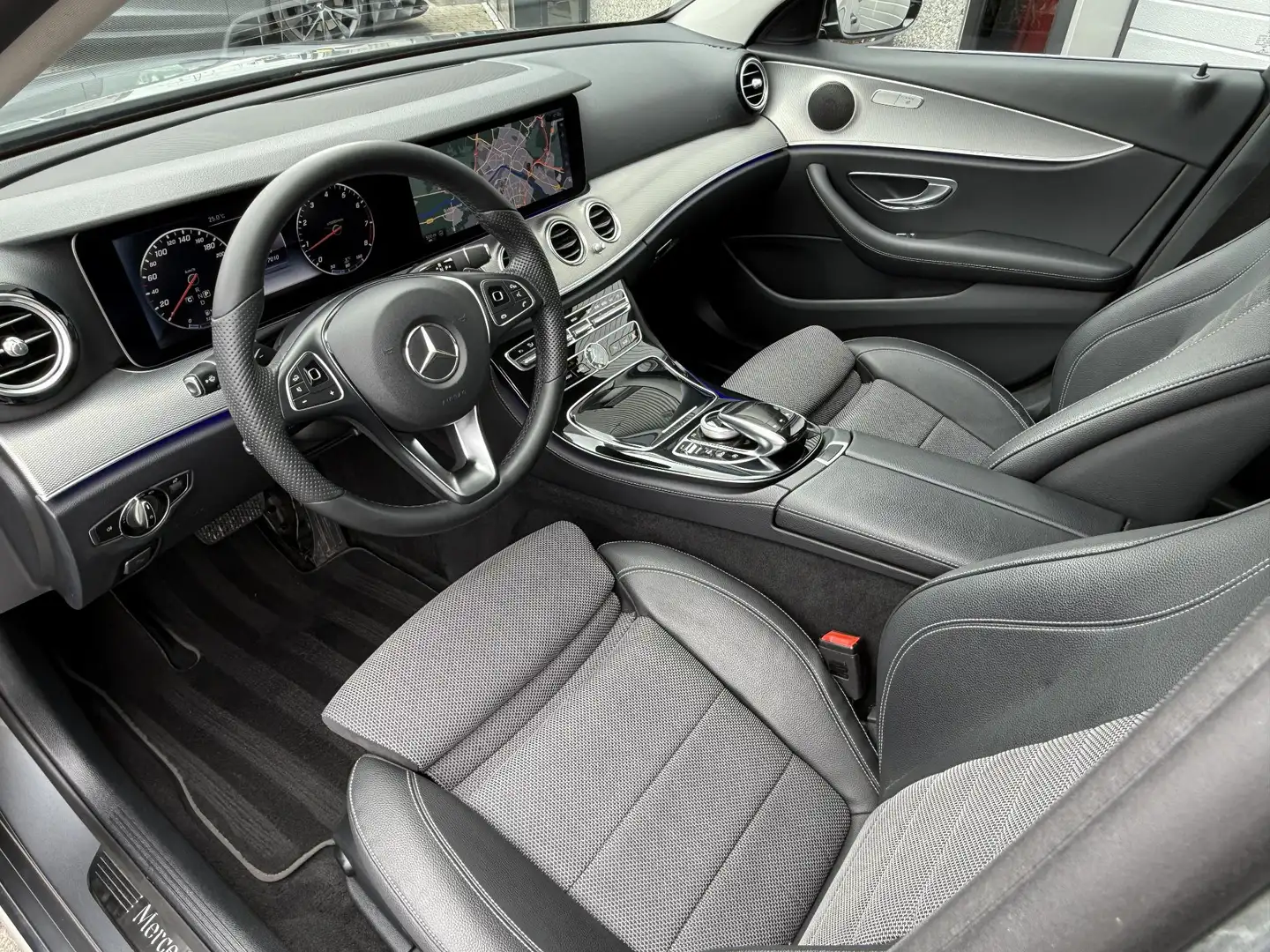 Mercedes-Benz E 250 Camera | Widescreen | CarPlay | LED | Sfeerverlich Grijs - 2