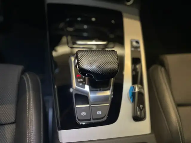 Audi Q5 view 12