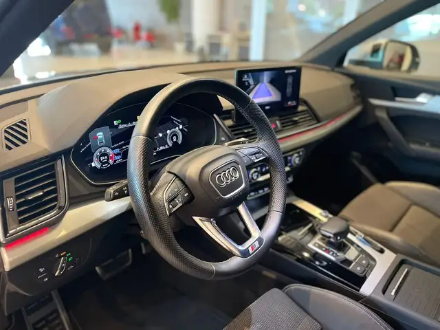 Audi Q5 view 9