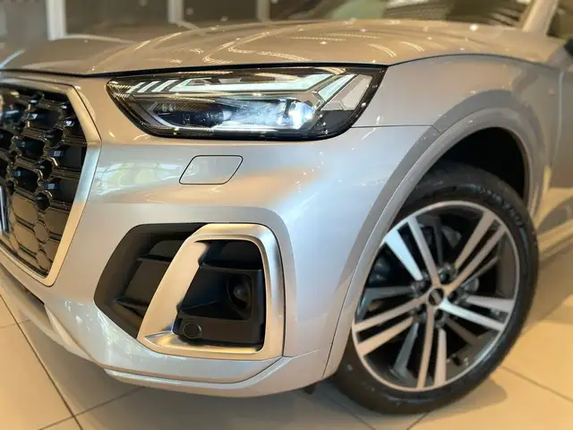 Audi Q5 view 4