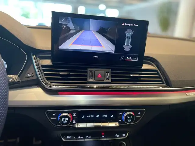 Audi Q5 view 11